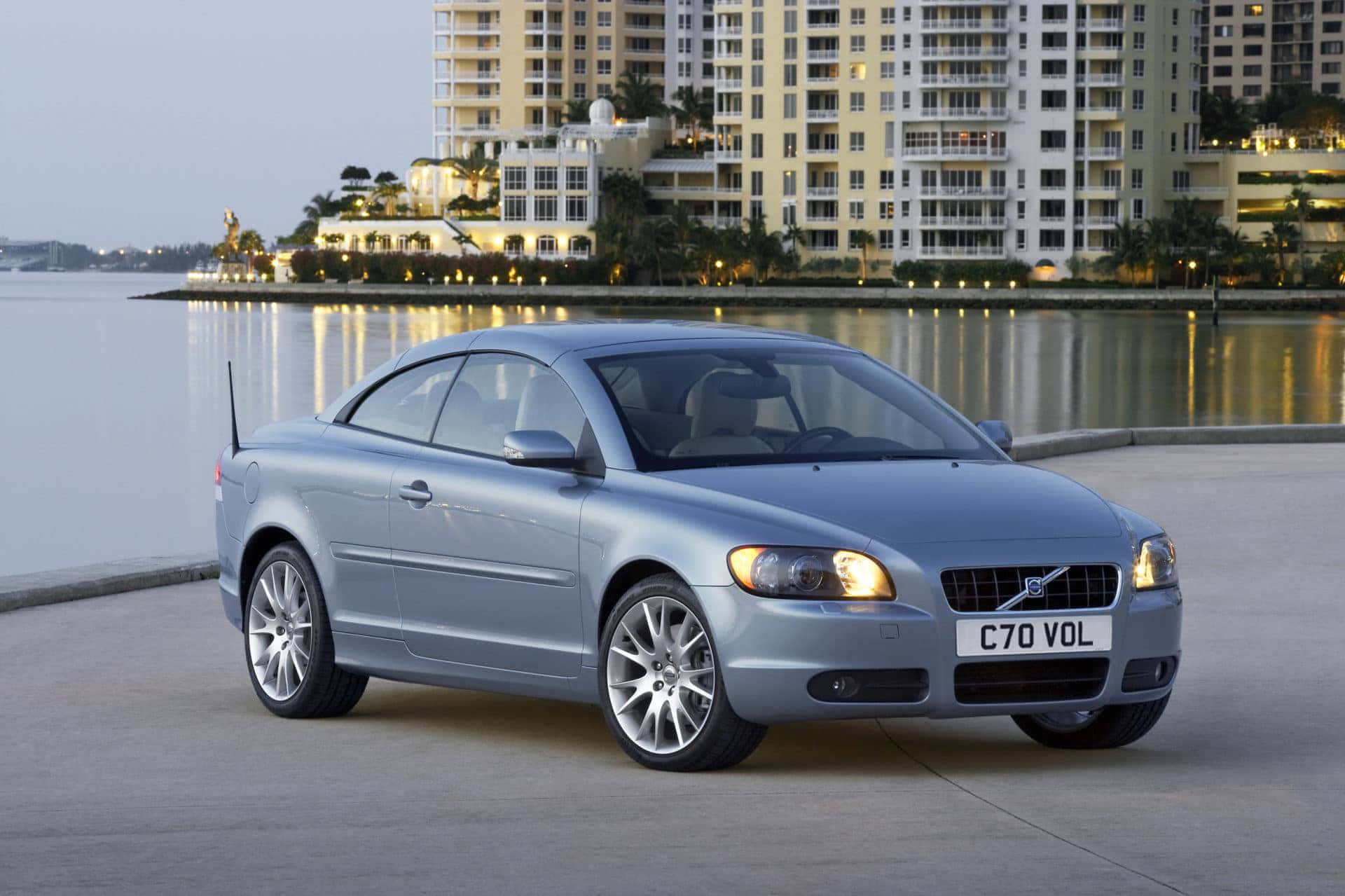 Stijlvolle Elegantie Gedefinieerd: De Volvo C70 In Actie Achtergrond