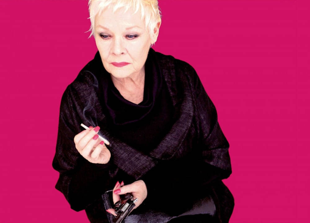 Stilfuld Judy Dench Med Cigaret Wallpaper