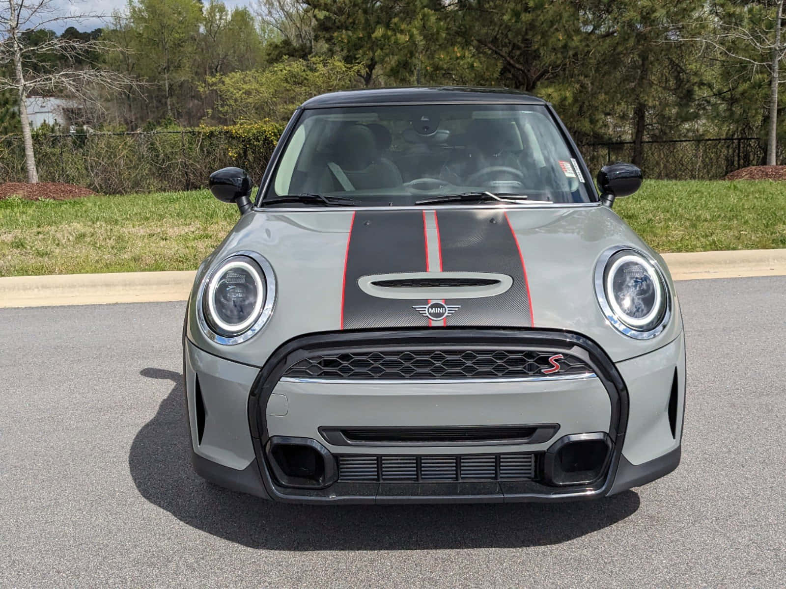 Stijlvolle Mini Cooper Hardtop 2 Deurs Die Zijn Slanke Ontwerp Op De Open Weg Toont. Achtergrond