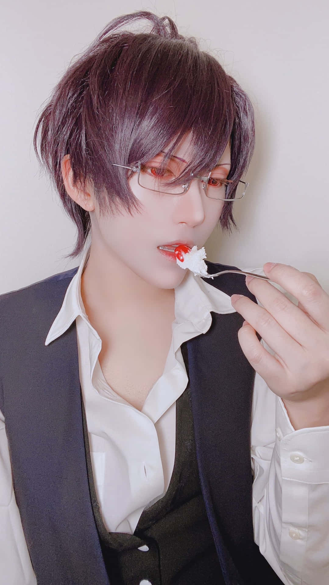 Hombre De Cabello Púrpura Elegante Comiendo Postre Fondo de pantalla