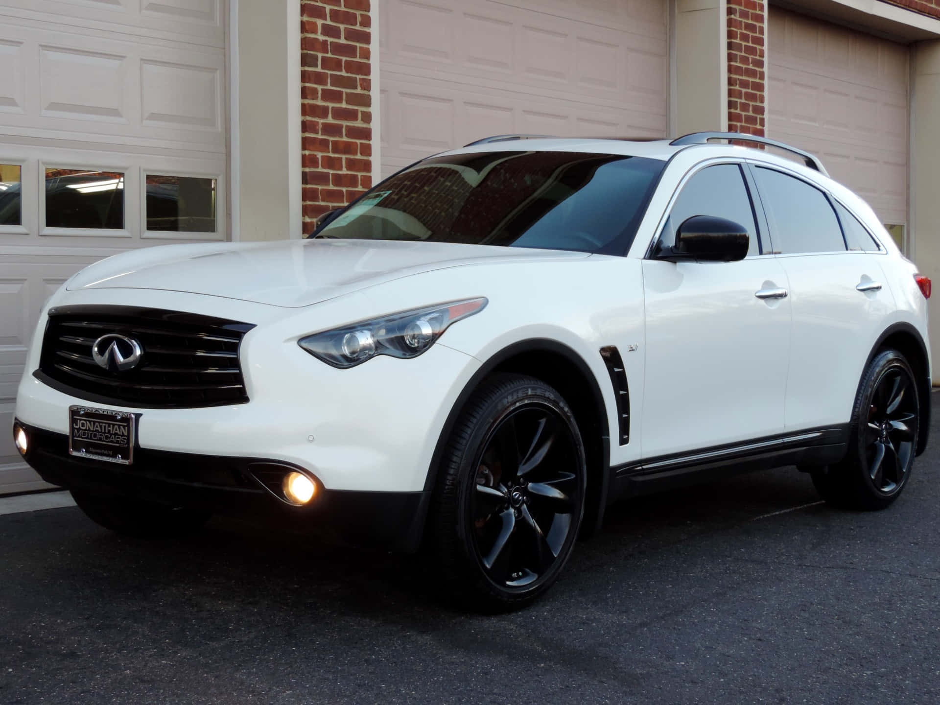 Stylish Silver Infiniti Qx70 In Urban Landscape Wallpaper