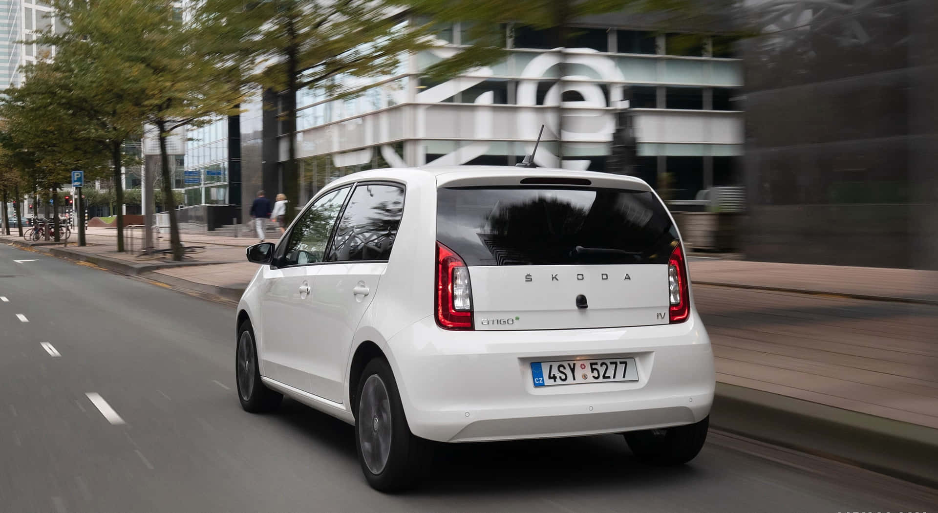 Skoda Citigo Yang Stylish Di Lingkungan Perkotaan Wallpaper