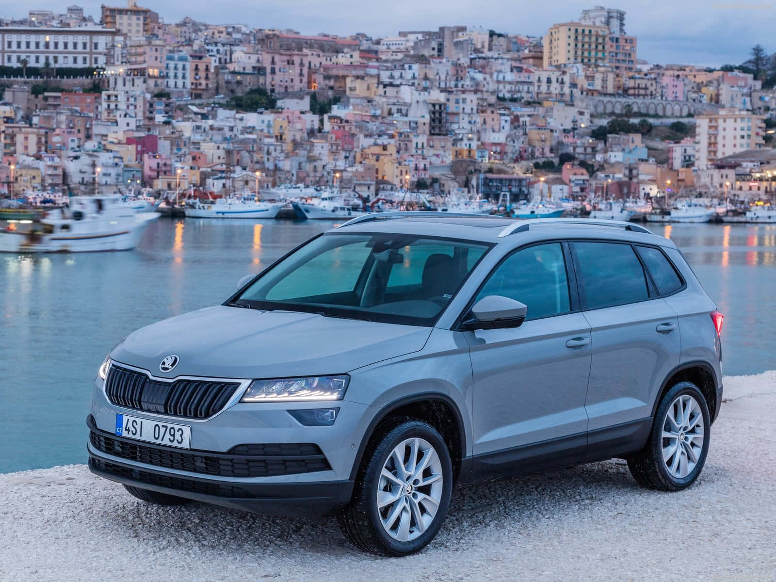 Skoda Karoq Yang Stylish Di Hari Berawan Wallpaper