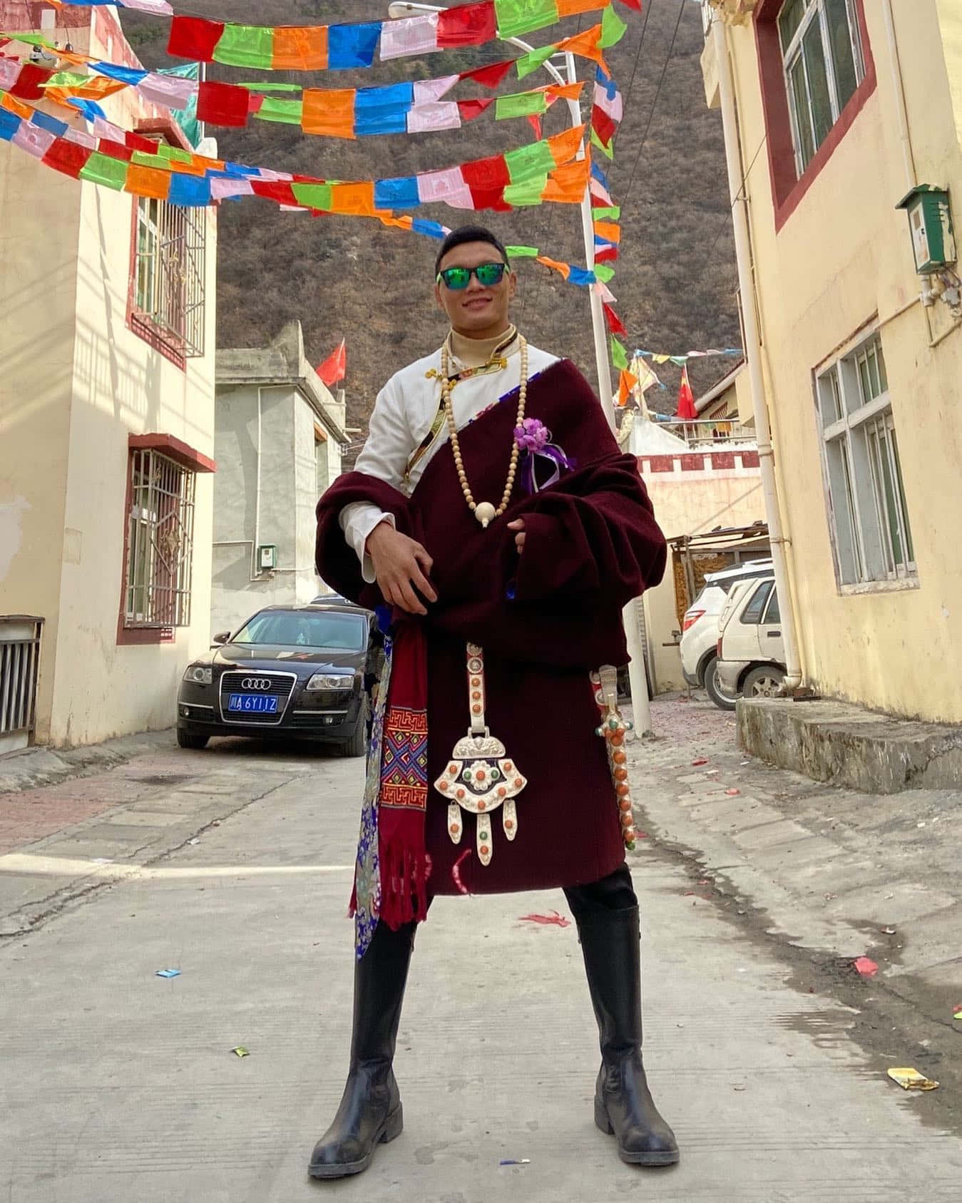 Su Mudaerji donning traditional Tibetan costume Wallpaper