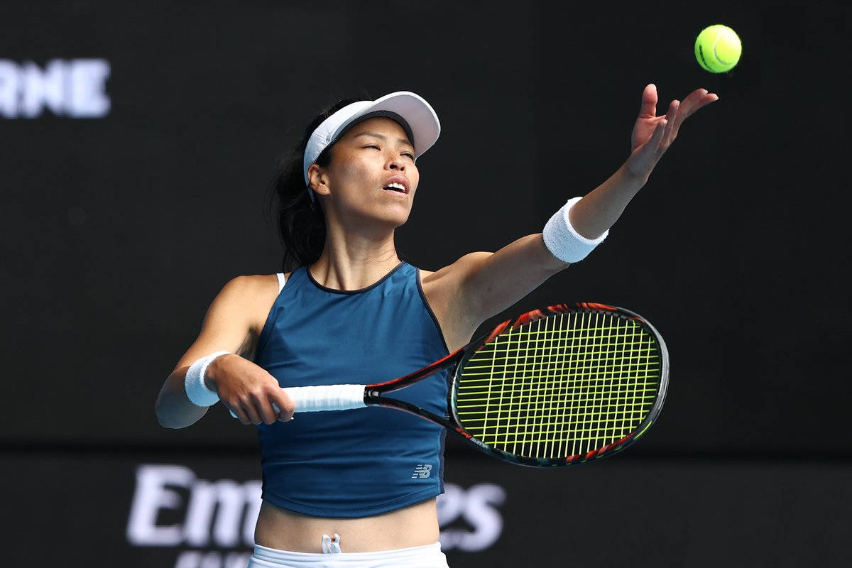 Su-Wei Hsieh, der kaster tennisbolden mod folkemængden. Wallpaper