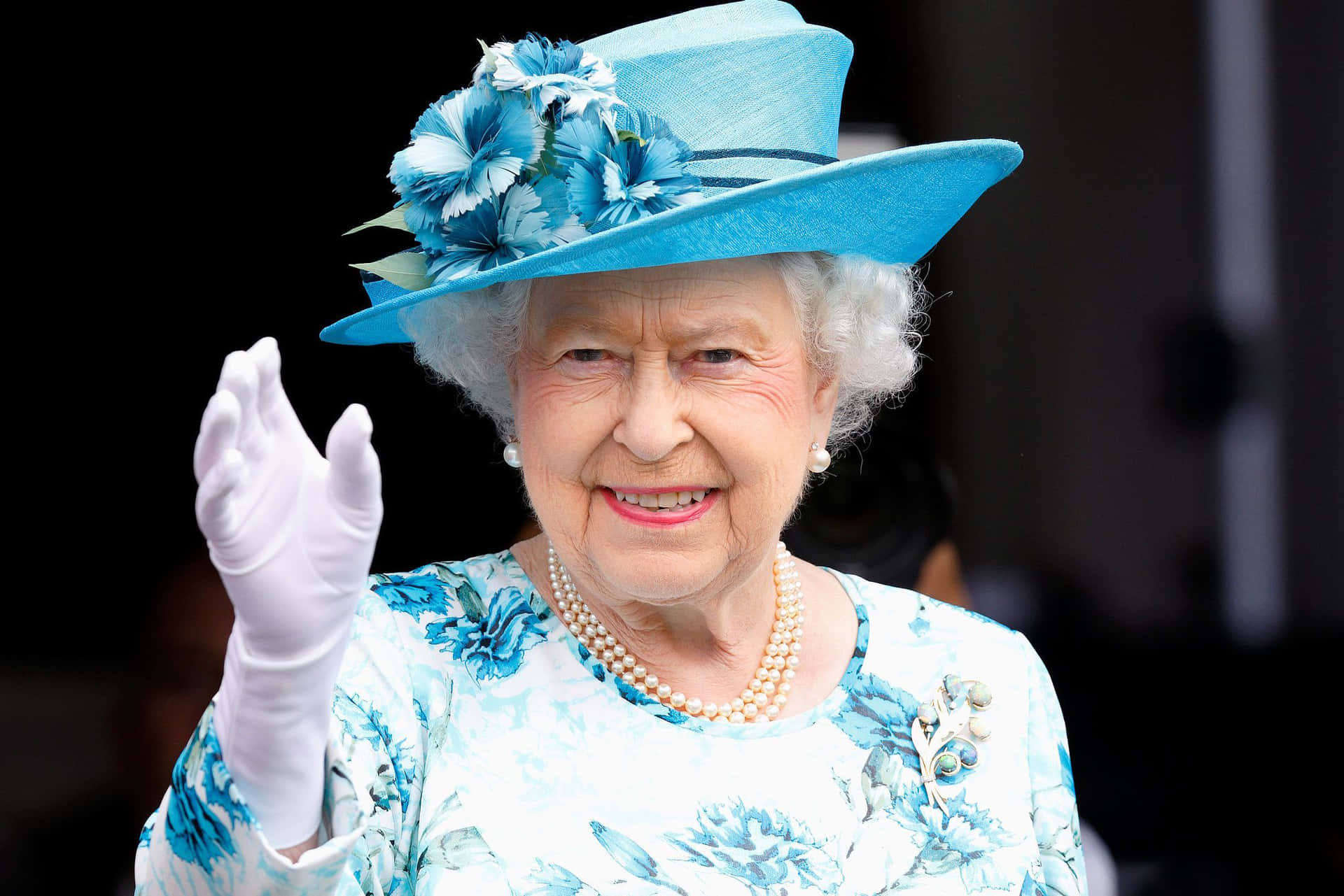 Suamaestà La Regina Elisabetta Ii Che Sorride In Un Abbigliamento Elegante