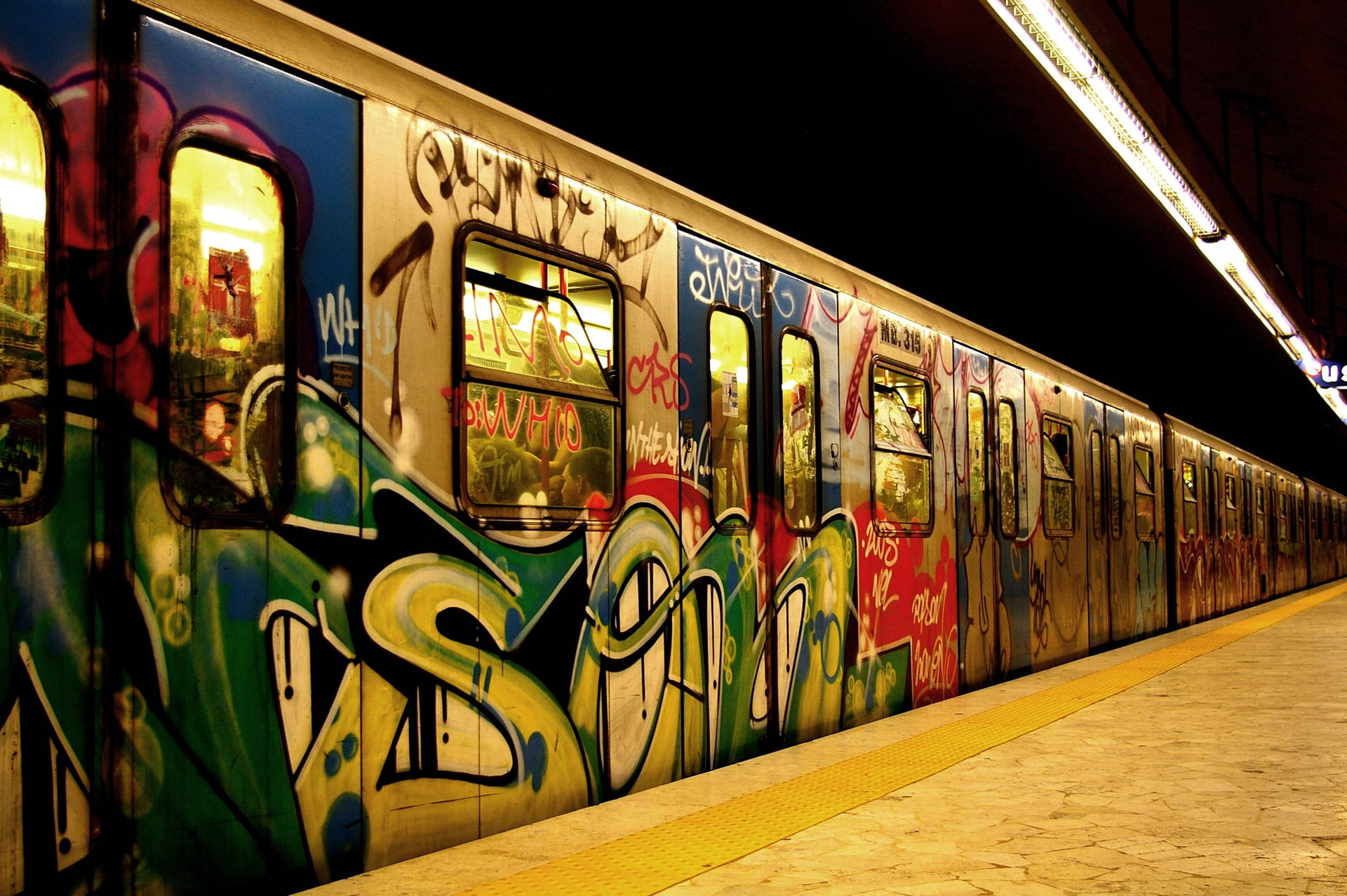 Tunnelbanatåg Graffiti Konst Wallpaper
