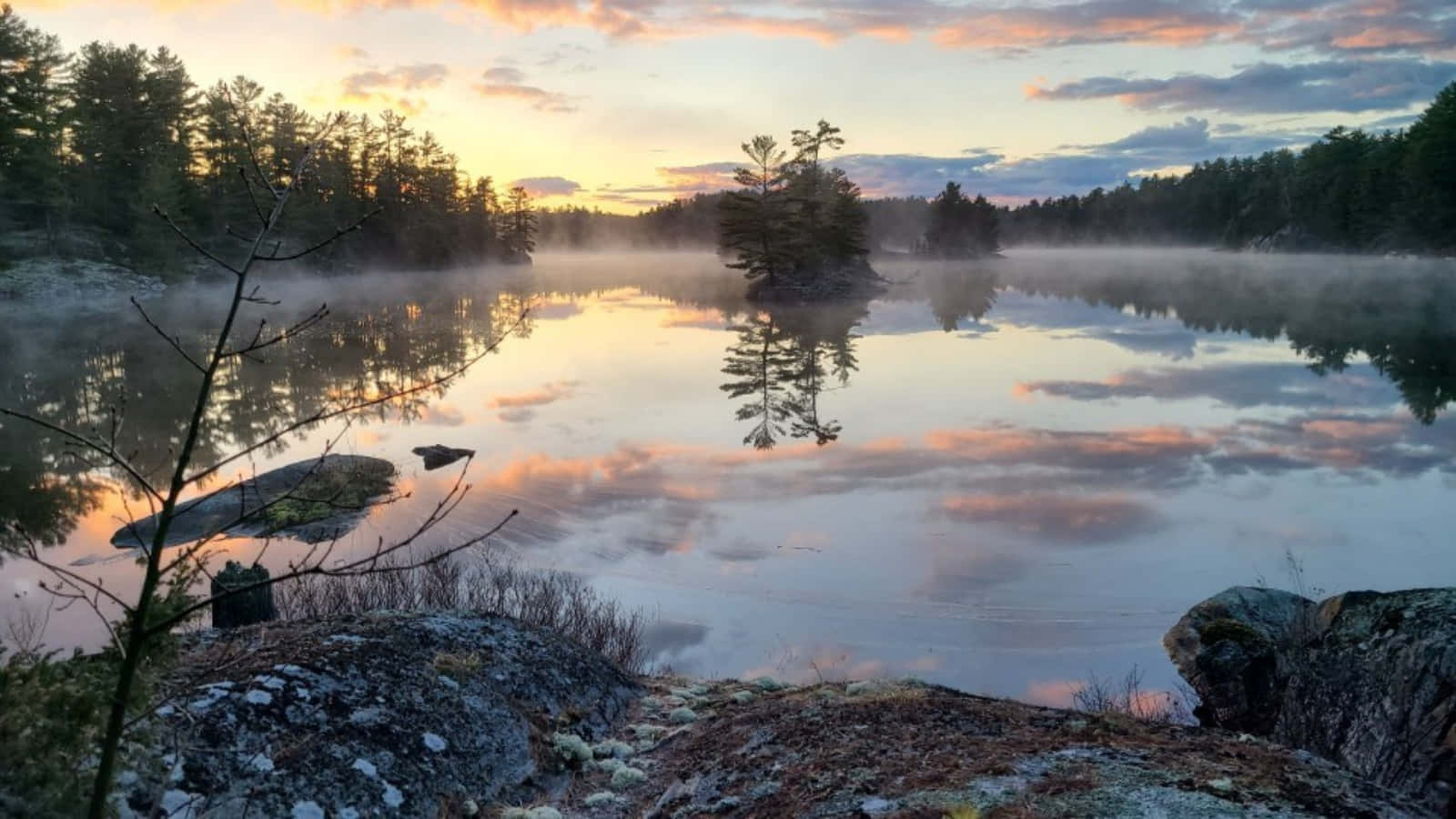 Zonsopgang Mist Over Sudbury Meer Achtergrond