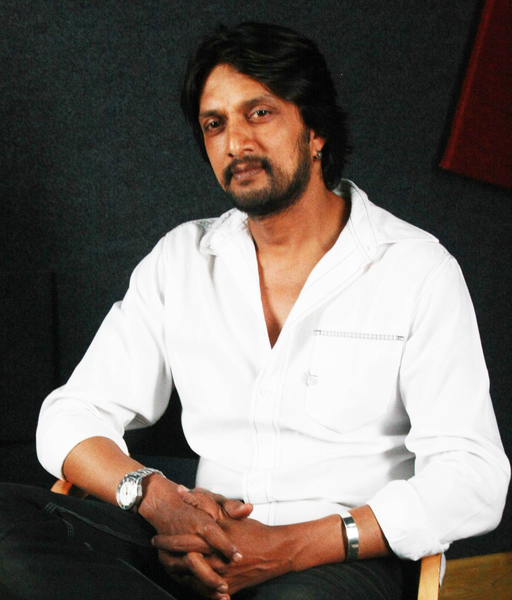 Sudeep Siede In Uno Studio Sfondo