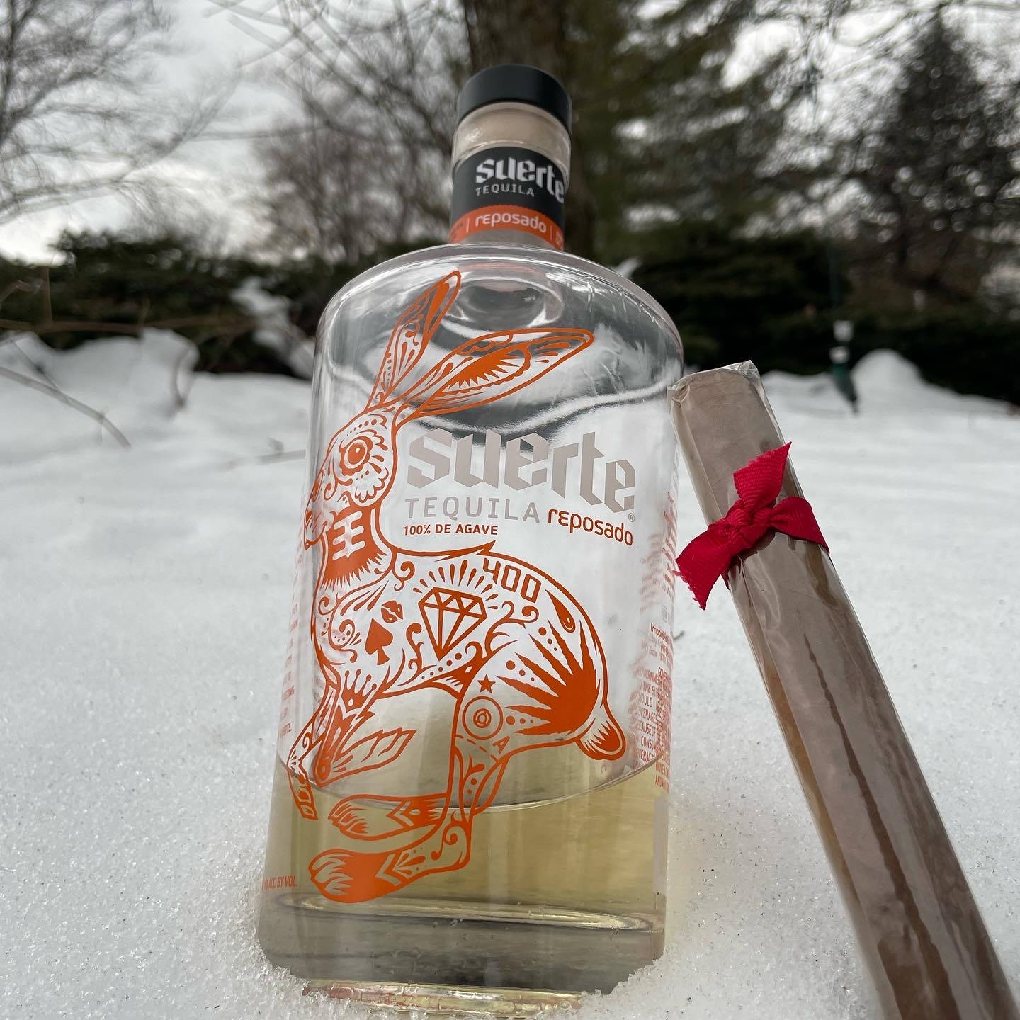 Bottigliadi Suerte Tequila Nella Neve. Sfondo