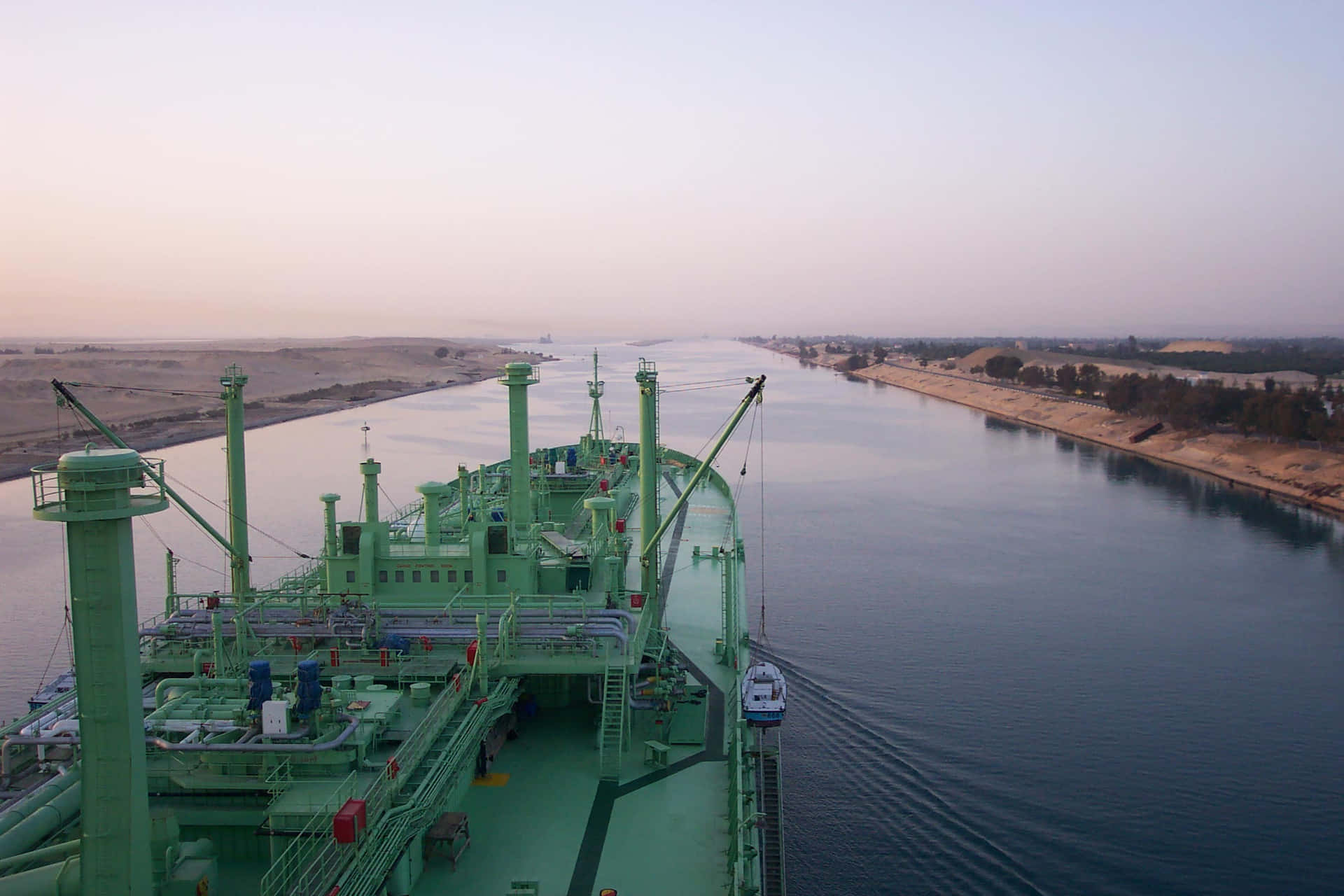 Sejler ned ad det billedskønne Suez Canal.