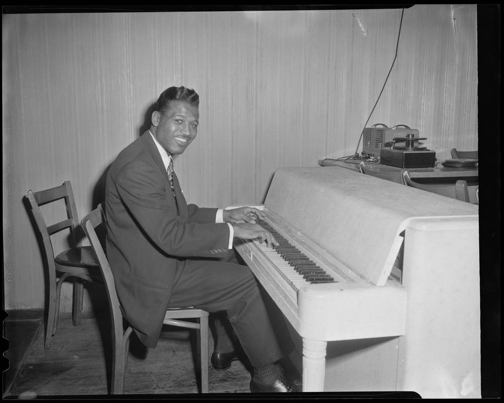 Sugar Ray Robinson Playing Piano Wallpaper