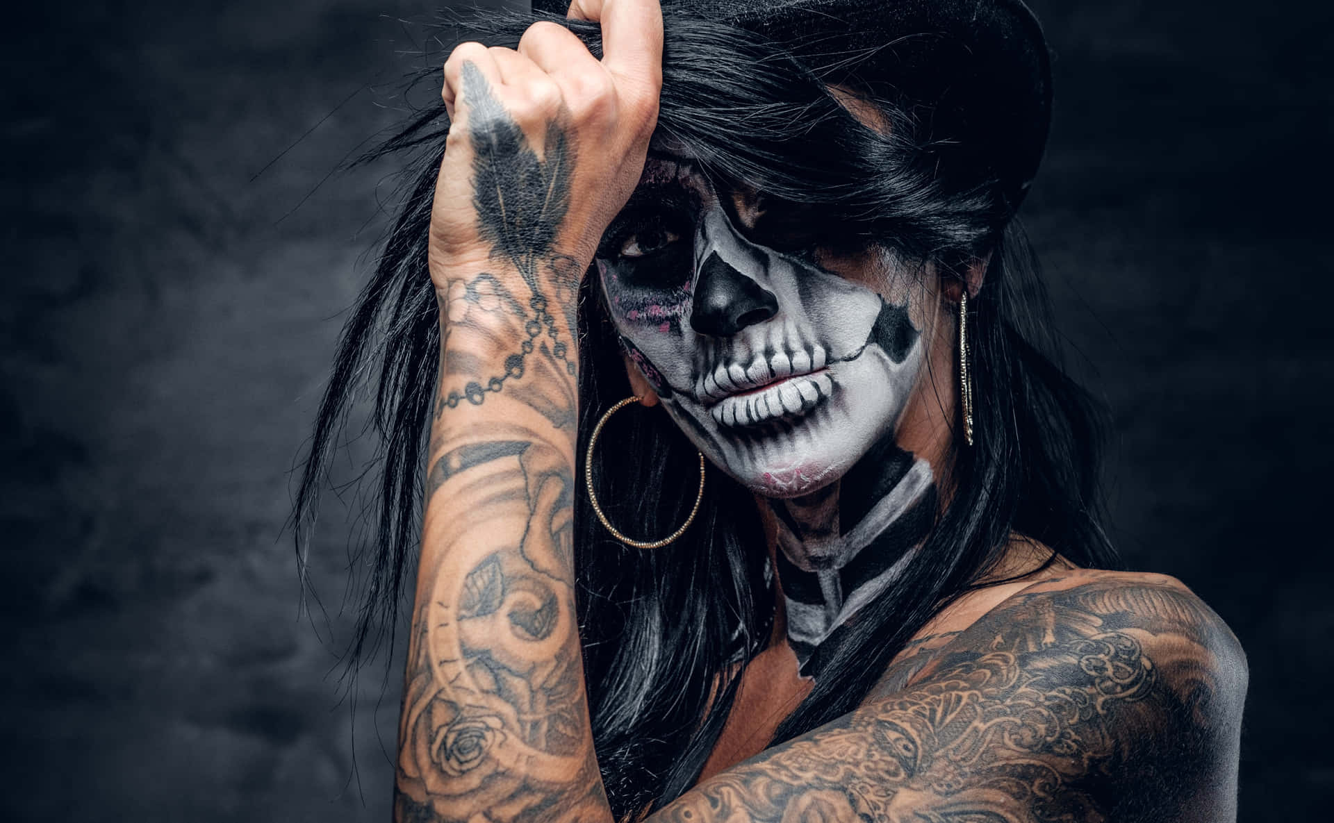 Umamulher Com Maquiagem De Esqueleto E Tatuagens. Papel de Parede
