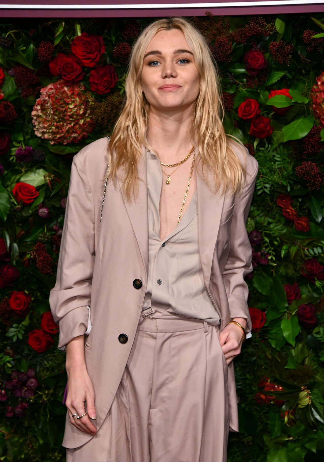 Suki Waterhouse Floral Backdrop Event Wallpaper