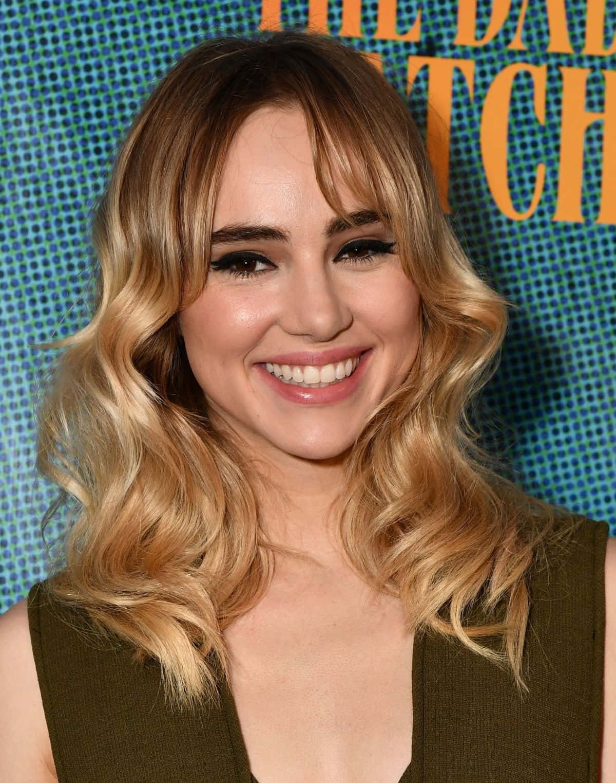 Download Suki Waterhouse Smiling Event Portrait Wallpaper | Wallpapers.com