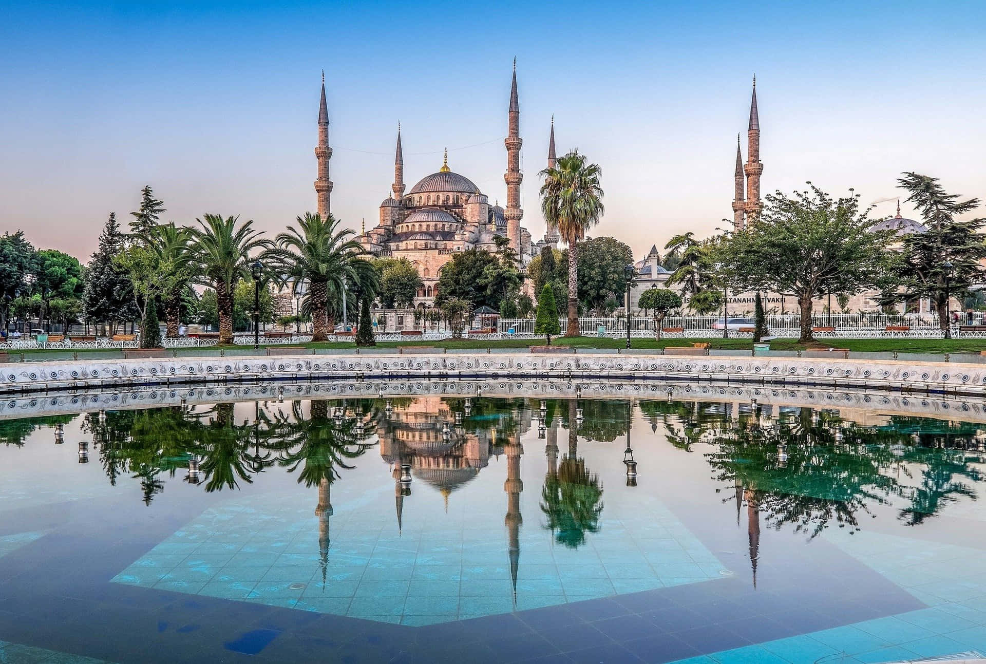 Sultanahmed-moschee In Der Nähe Des Pools Wallpaper