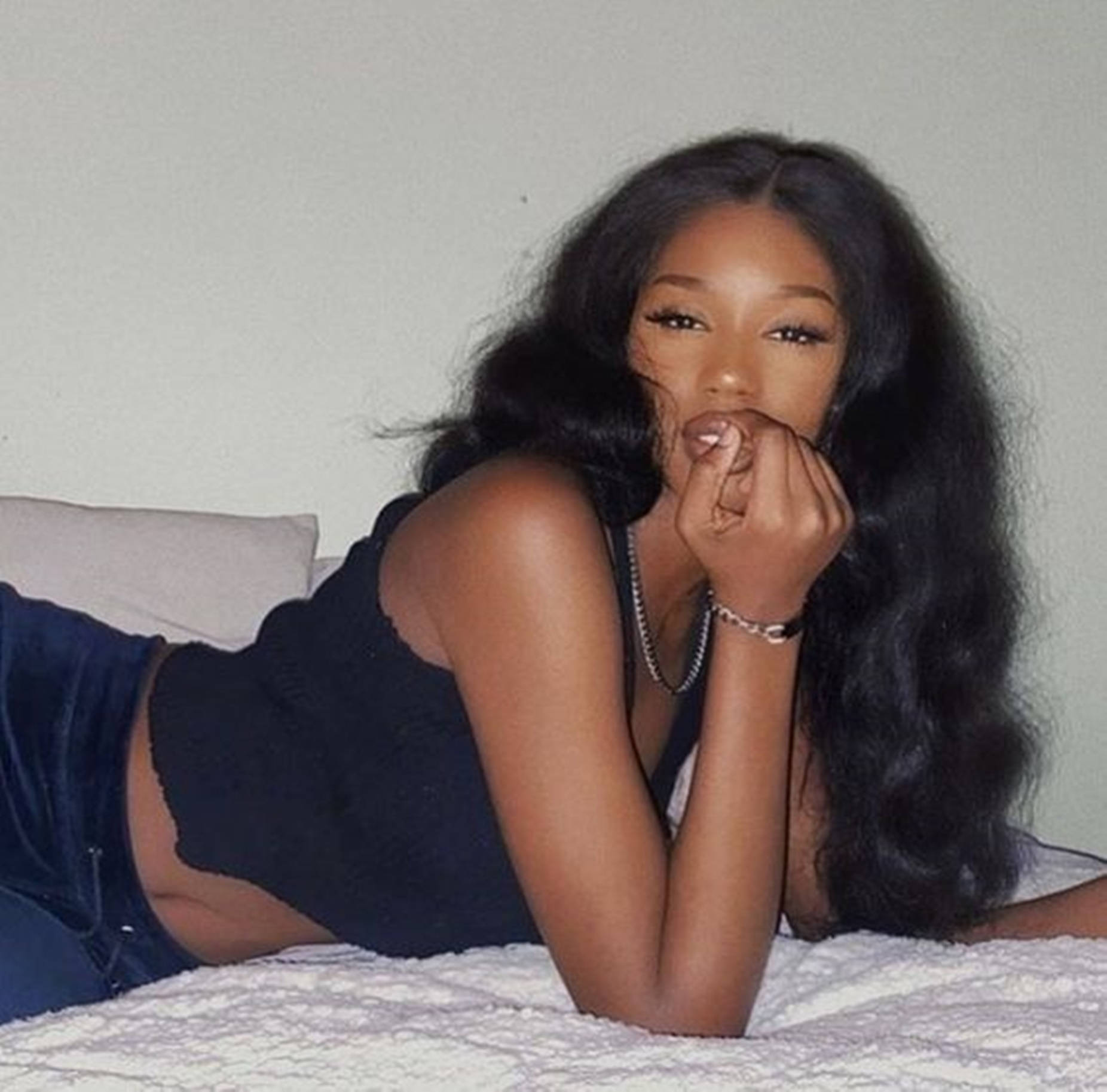 Sultry smuk sort kvinde på sengen Wallpaper