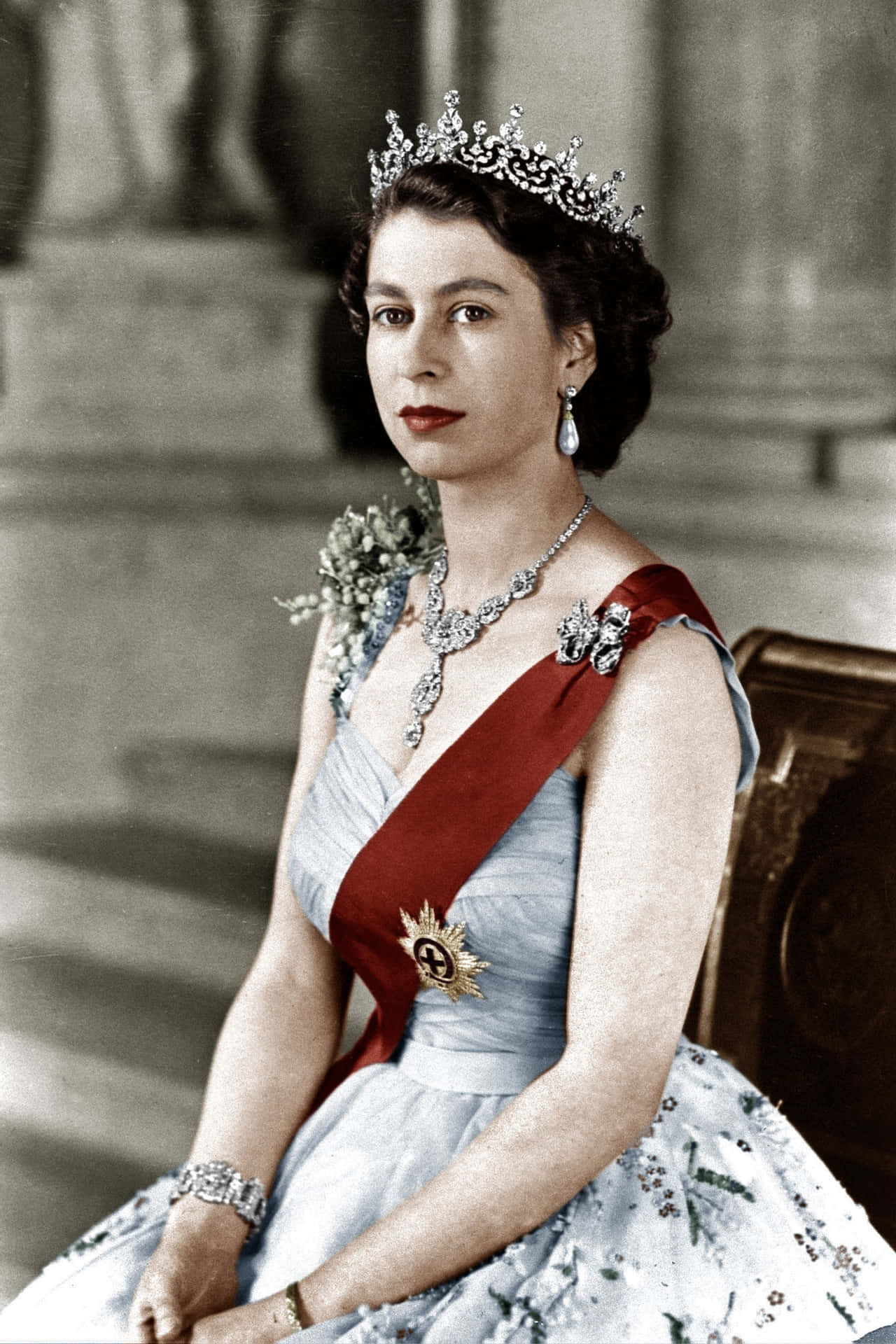 Sumajestad La Reina Isabel Ii Vestida Con Prendas Regias.