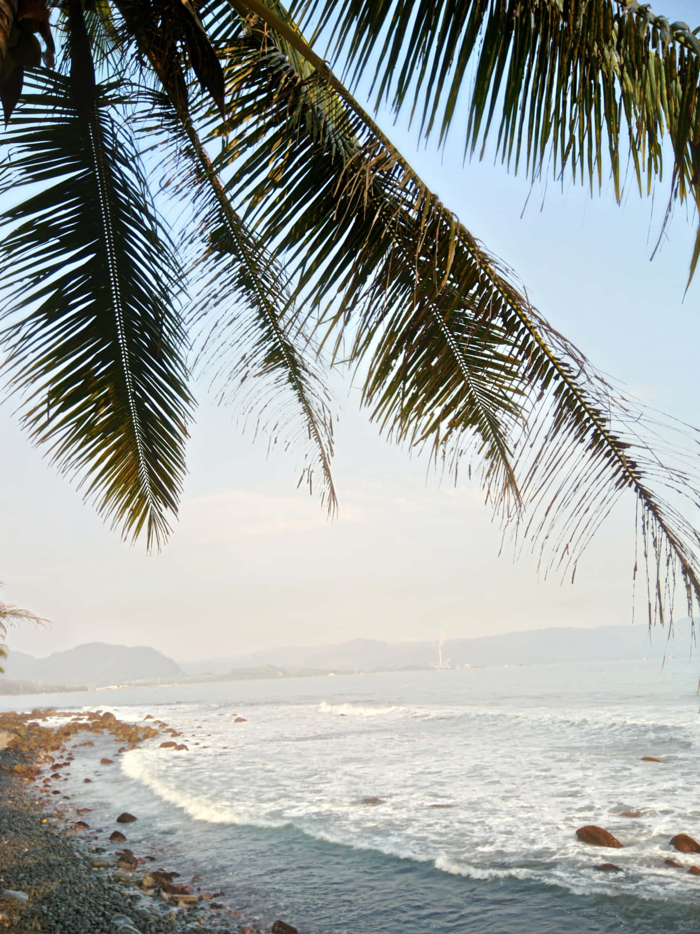 ¡disfrutaal Máximo Del Verano Con Tu Iphone En La Playa! Fondo de pantalla