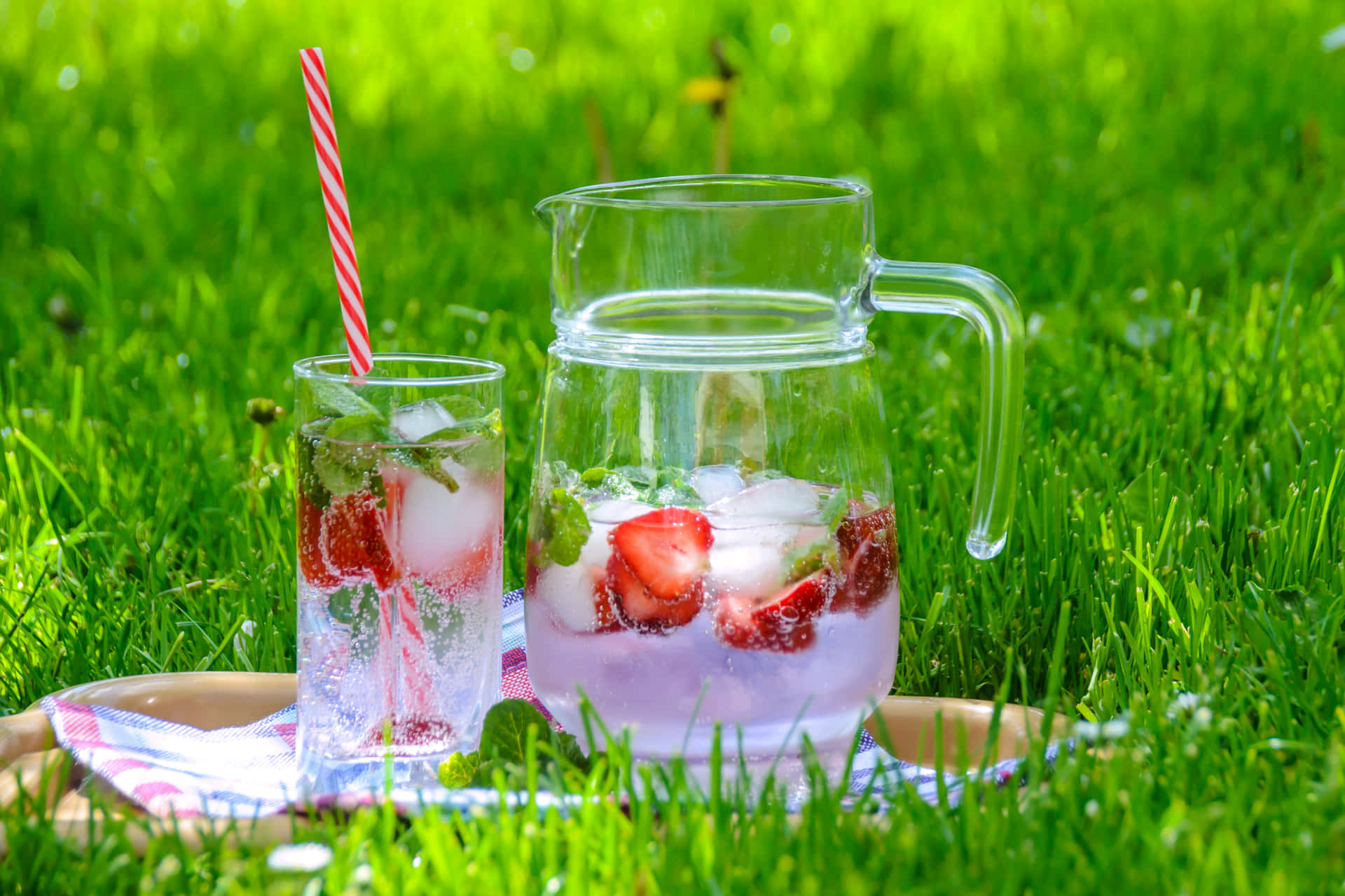 Refreshing Summer Drinks Served Outdoors Wallpaper
