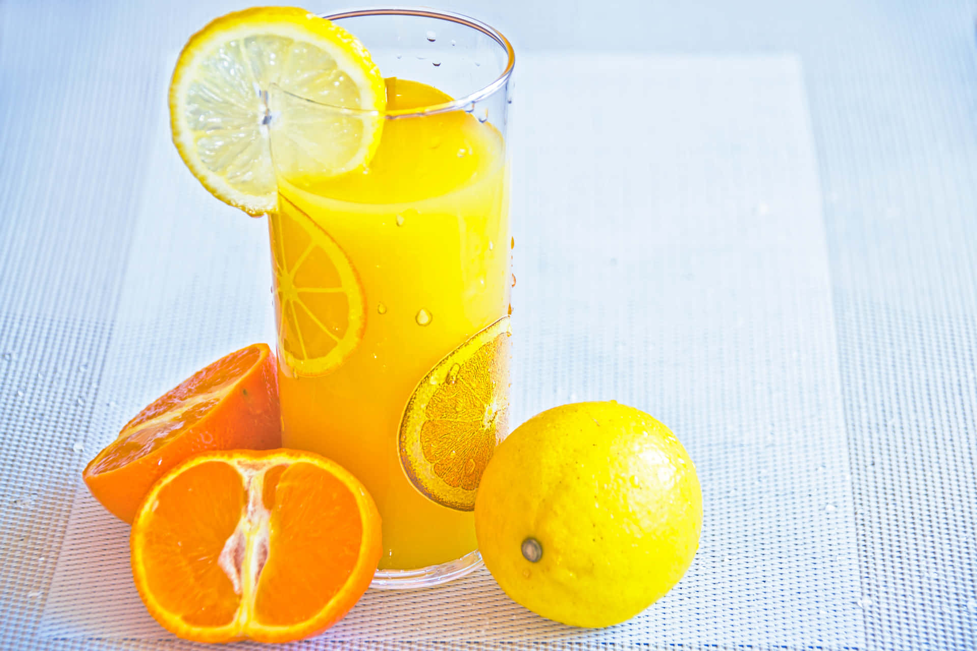 Апельсиновый сок на завтрак. Лемон Джус. Фреш цитрус лимон. Лимонад оранж Фреш. Свежевыжатый апельсиновый сок.