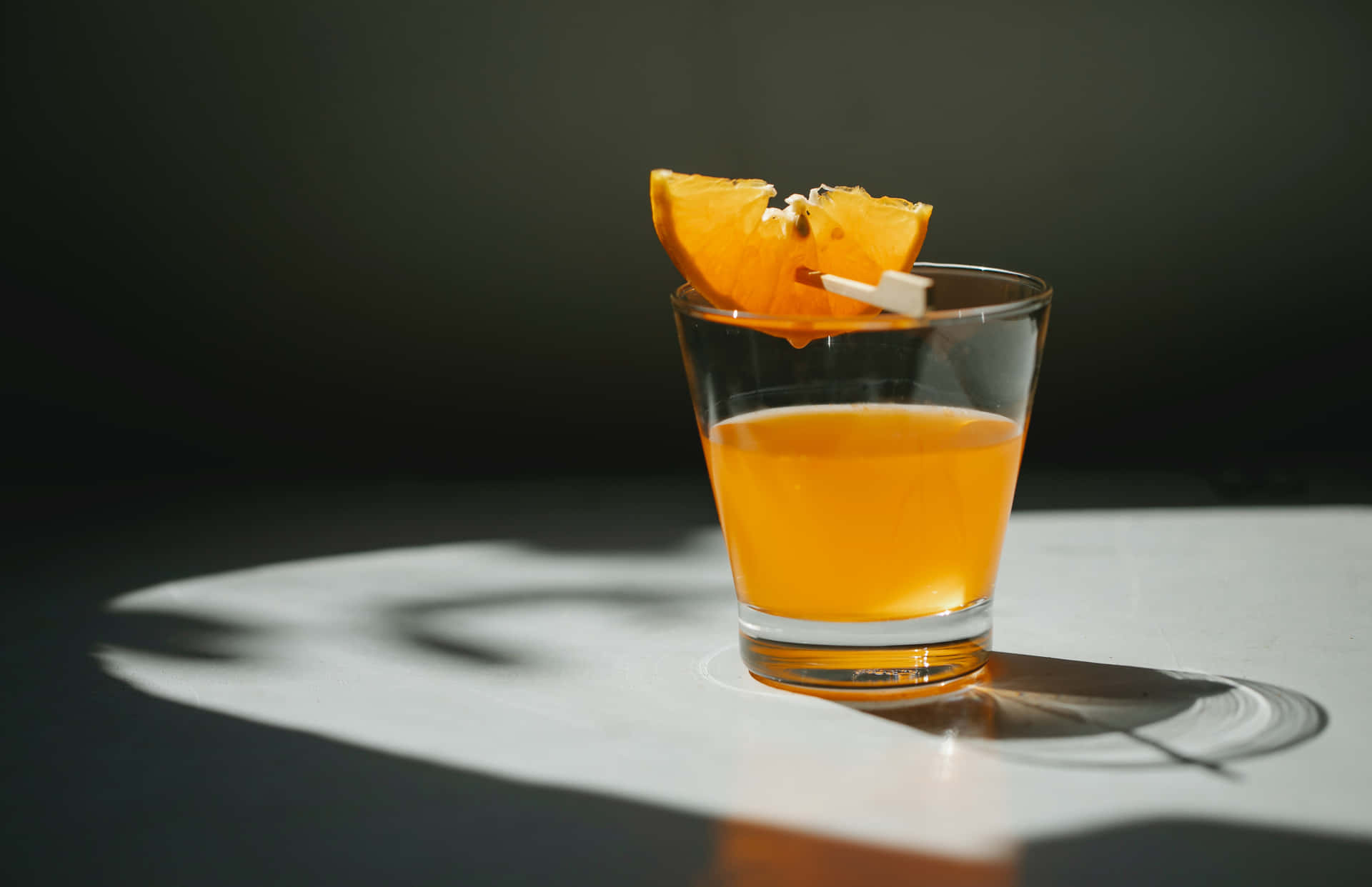 Unarefrescante Variedad De Bebidas De Verano Con Una Rodaja De Naranja Fondo de pantalla