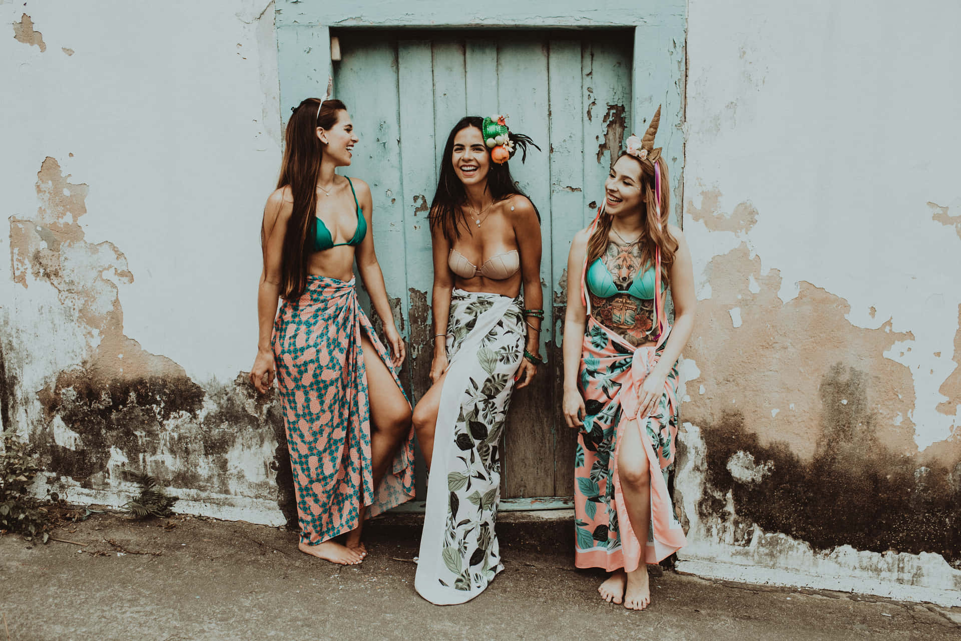 Een Jonge Vrouw Geniet Van Haar Stijlvolle Zomeroutfit Bij De Turquoise Zee. Achtergrond