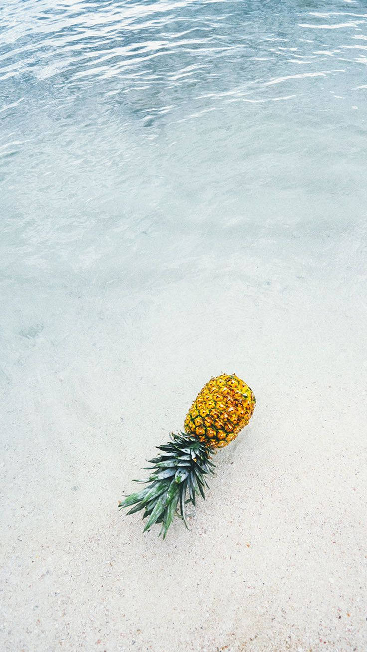 Sommerhandyhintergrund Mit Einer Ananas Am Strand Wallpaper