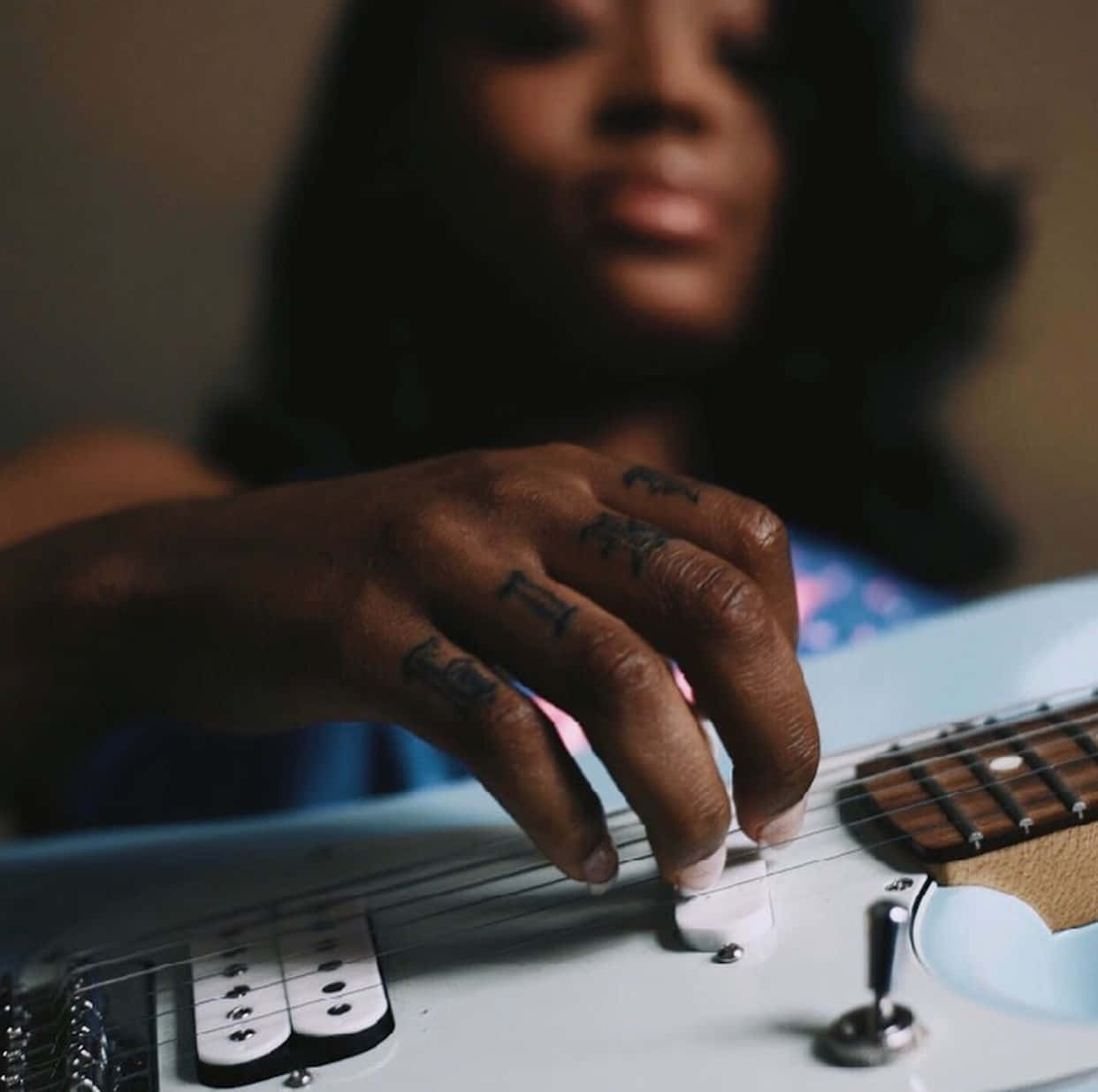 Amerikanischer&b-sängerin Summer Walker Spielt Gitarre. Wallpaper