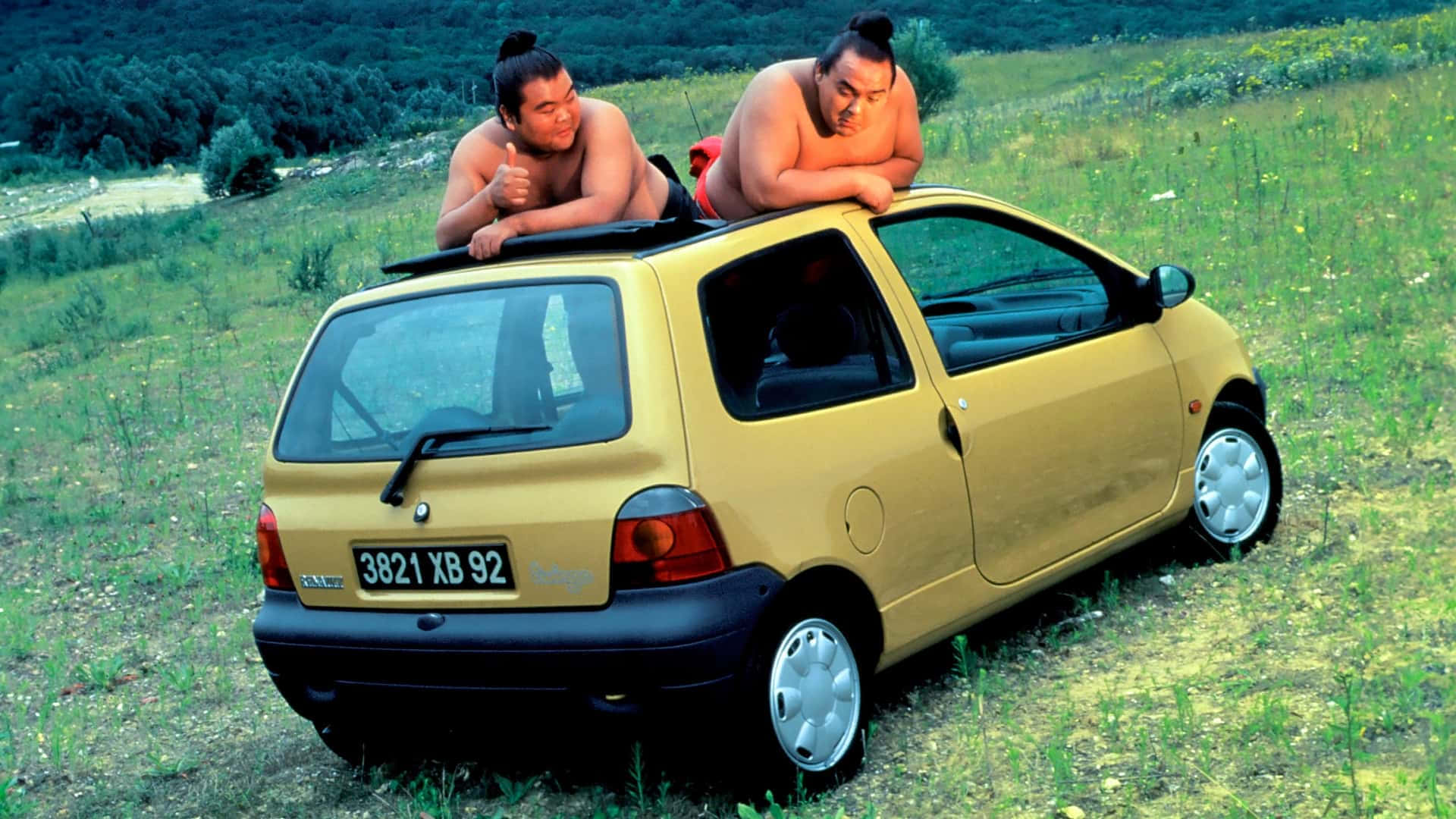 Sumo Wrestlers Renault Twingo Achtergrond