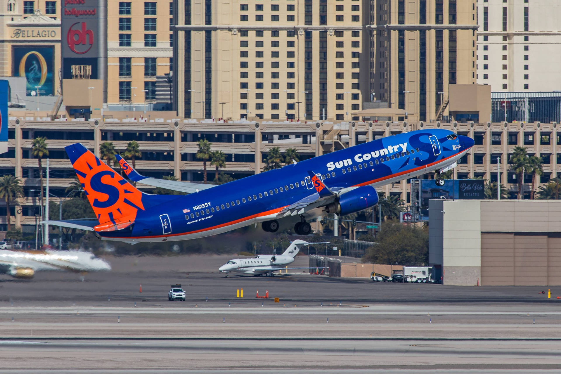Suncountry Flugzeug Hebt In Las Vegas Ab Wallpaper