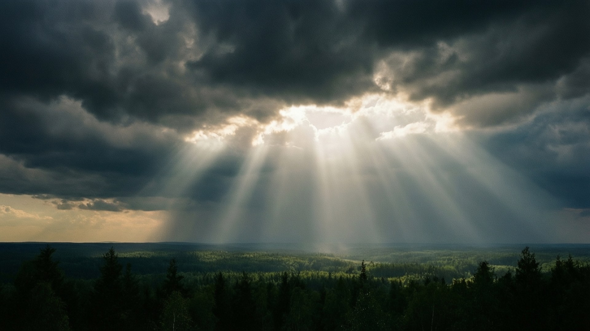 Sonnenstrahlen durch Sturmwolken Wallpaper