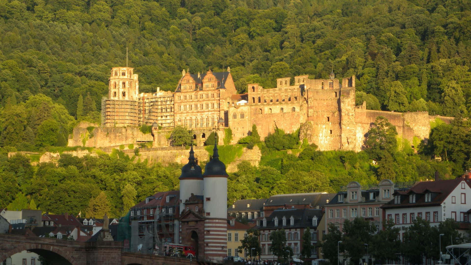Elsol Brillando Sobre El Castillo De Heidelberg. Fondo de pantalla