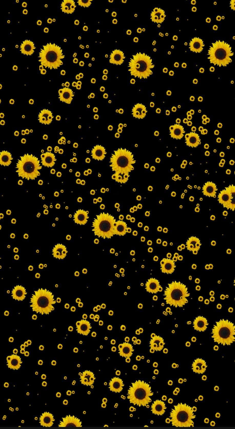 Einelebhafte Gelbe Sonnenblume Umgeben Von Einem Garten Wilder Blumen. Wallpaper