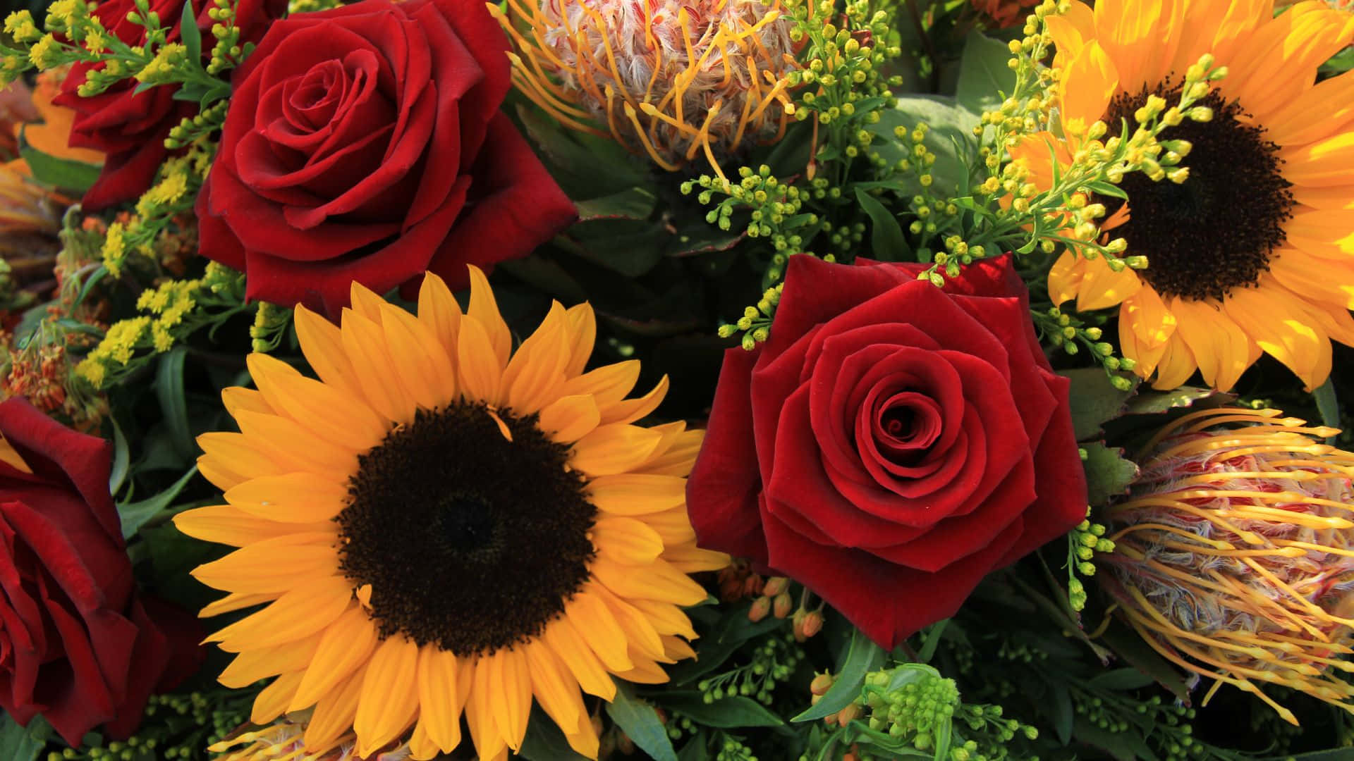 Einstrauß Lebendiger Sonnenblumen Und Rosen Fügt Sich Zusammen, Um Schönheit Und Freude In Jeden Raum Zu Bringen. Wallpaper