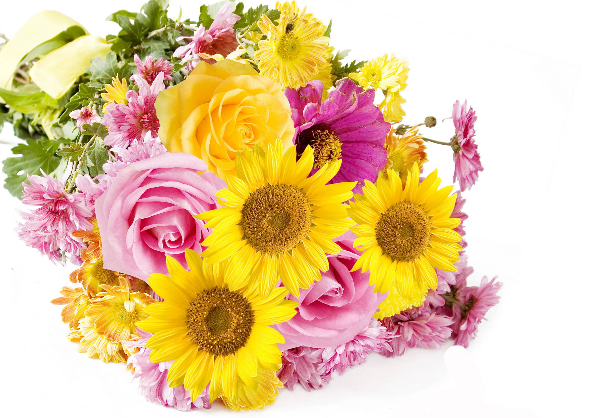 Freudiger,festlicher Blumenstrauß Aus Sonnenblumen Und Rosen Wallpaper