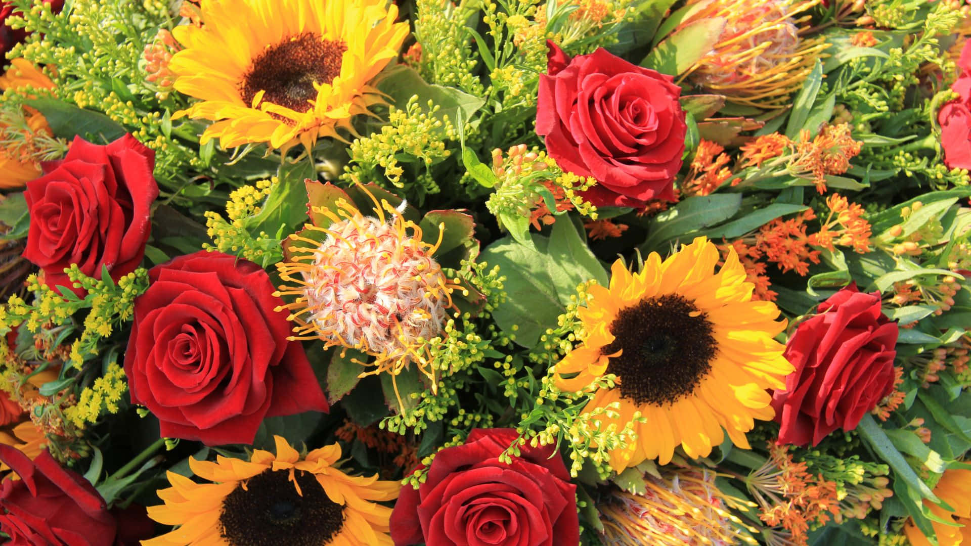 Einromantisches Bouquet Aus Sonnenblumen Und Rosen Wallpaper
