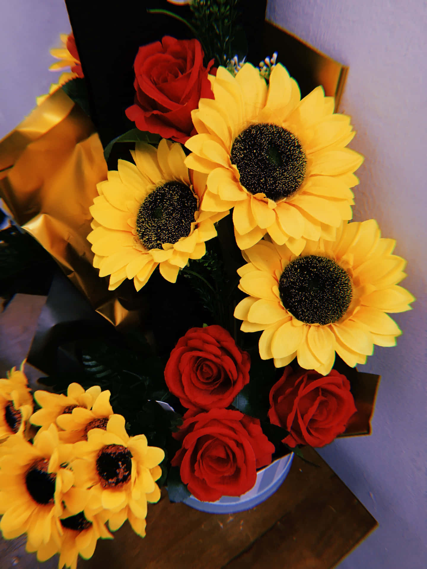 Sonnenblumenin Voller Blüte, Mit Rosenblättern In Lebendigen Farben Verstreut Wallpaper