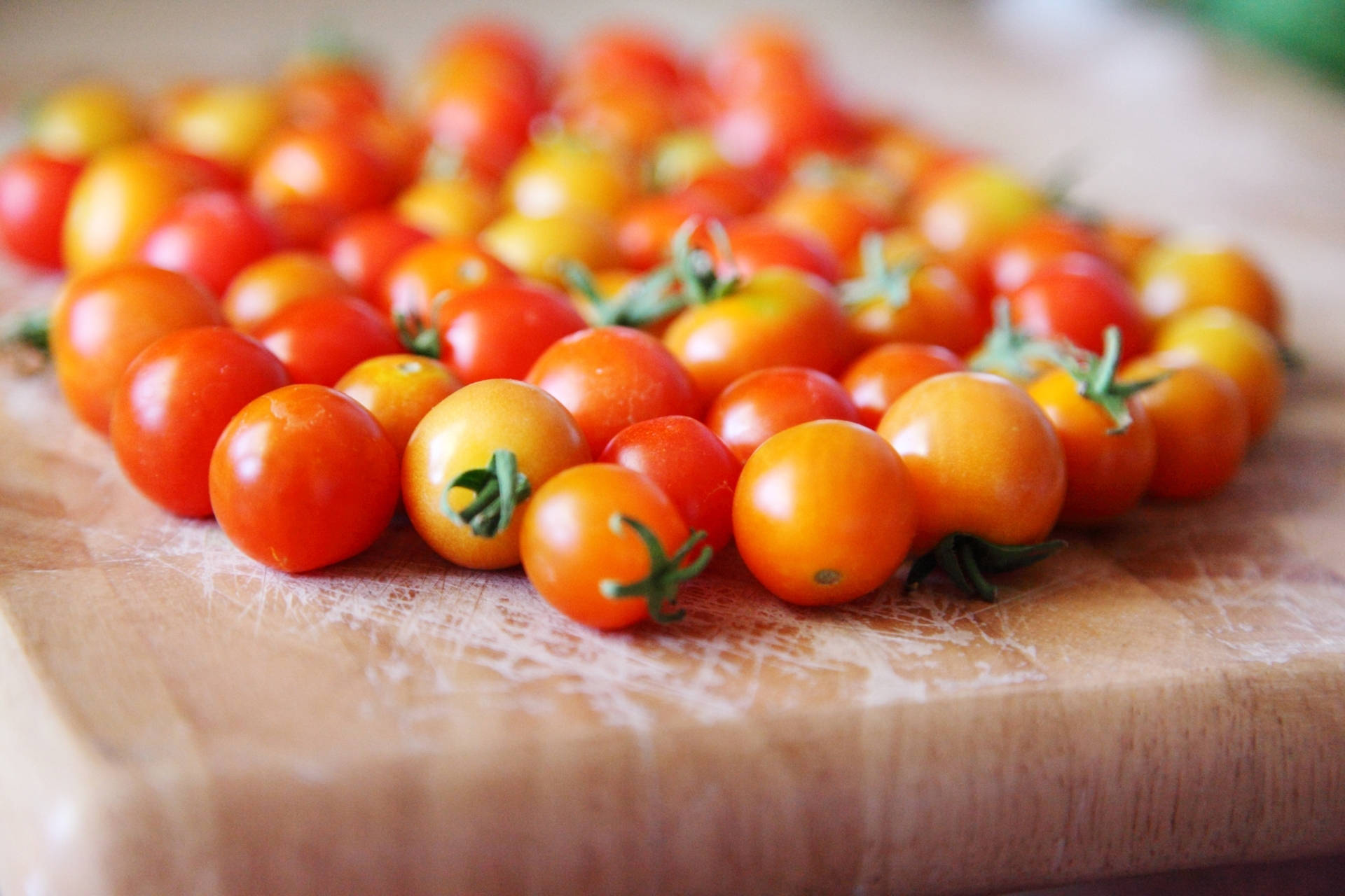 Sungold Tomatfrugter På Træbord Wallpaper