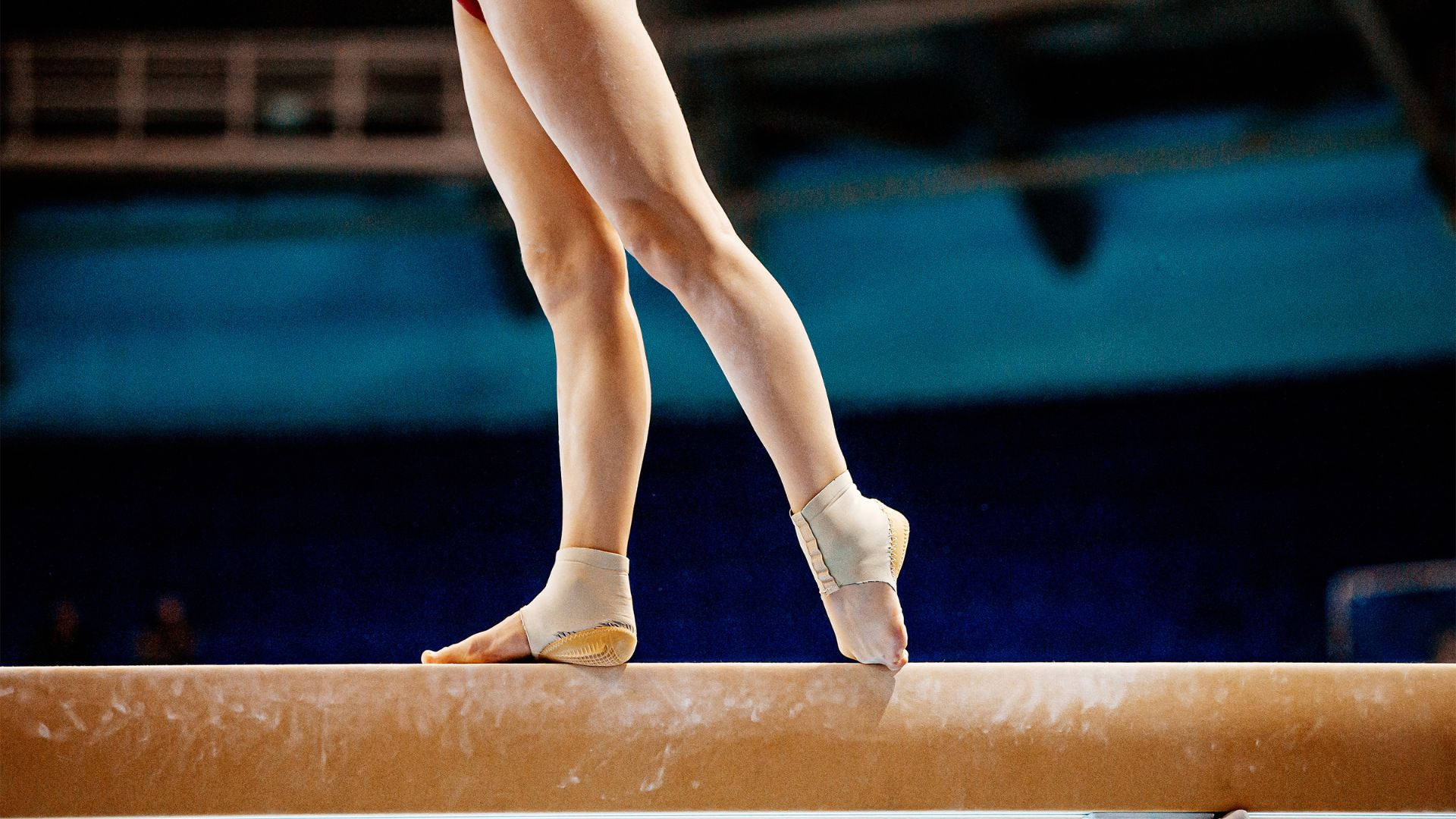 Sunisa Lee Feet Gymnastics On Balance Beam Wallpaper