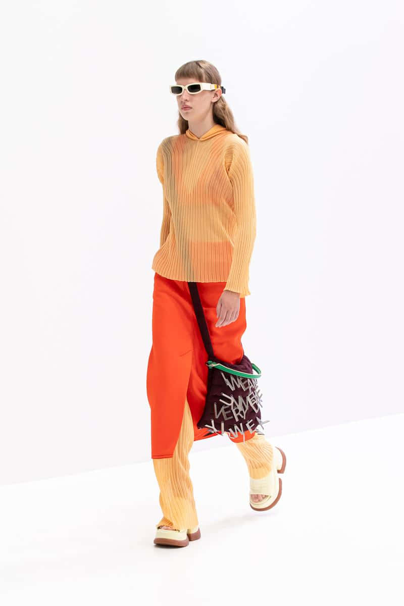 Sunneimodell Mit Orangefarbenem Outfit. Wallpaper