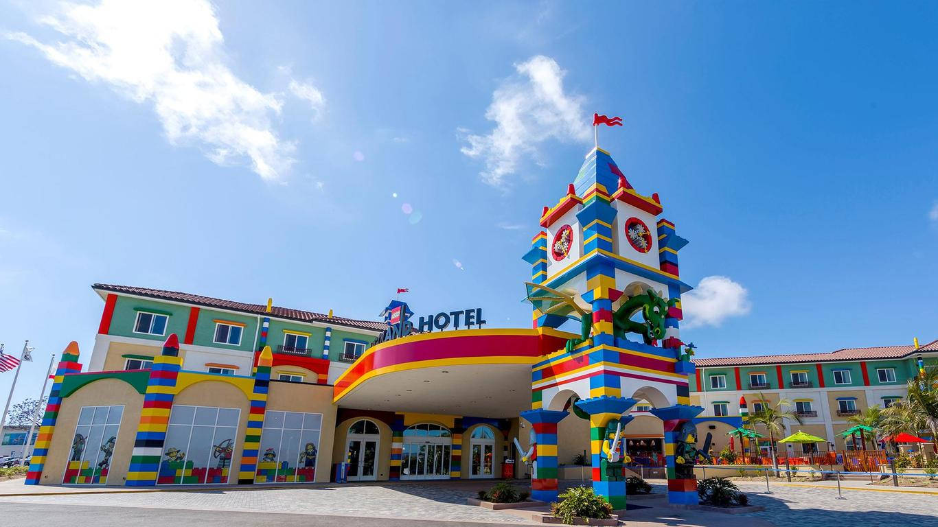 Giornodi Sole Presso L'hotel Legoland Sfondo