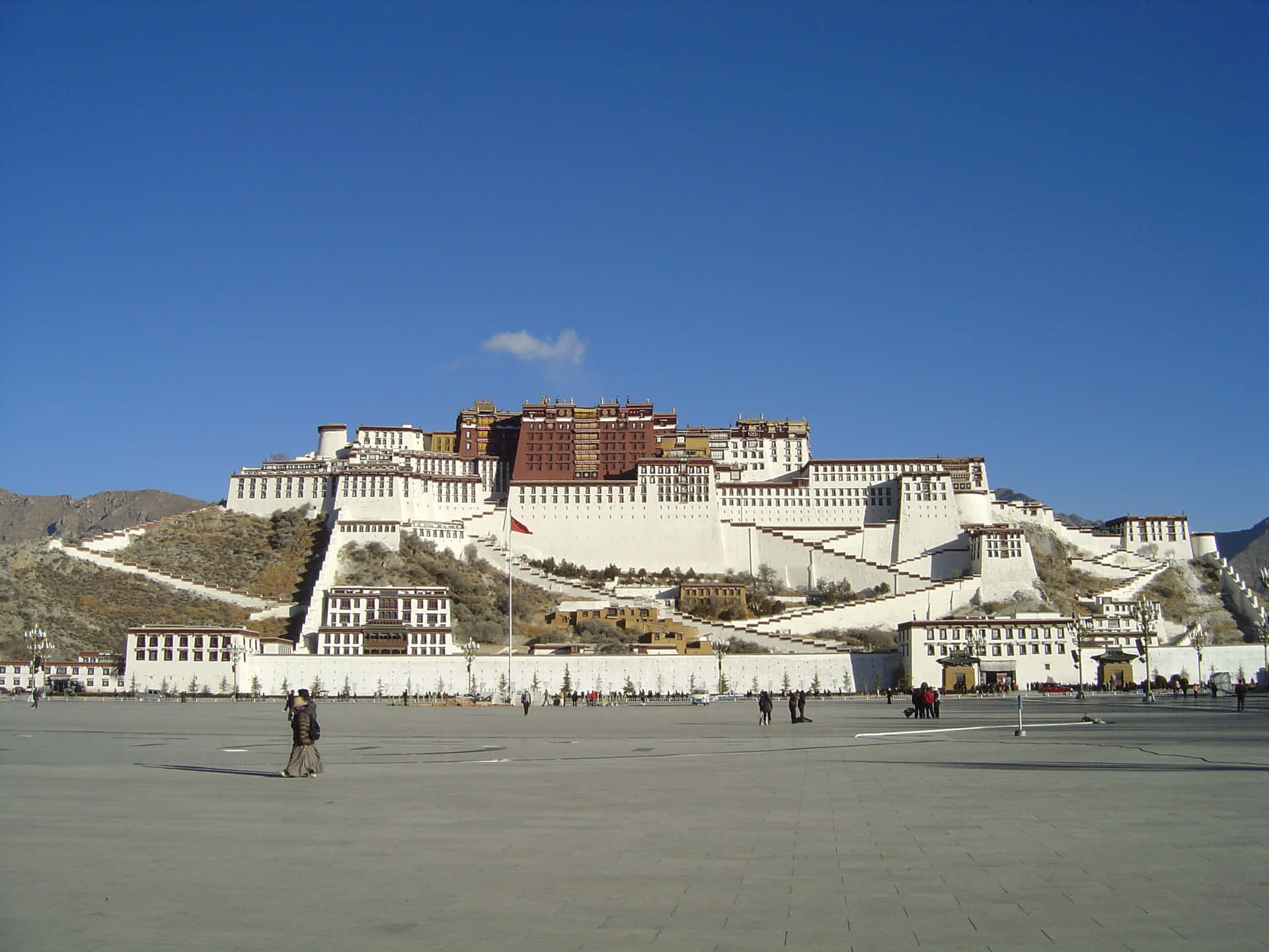 Sunny Day In Potala Palace In Lhasa Wallpaper