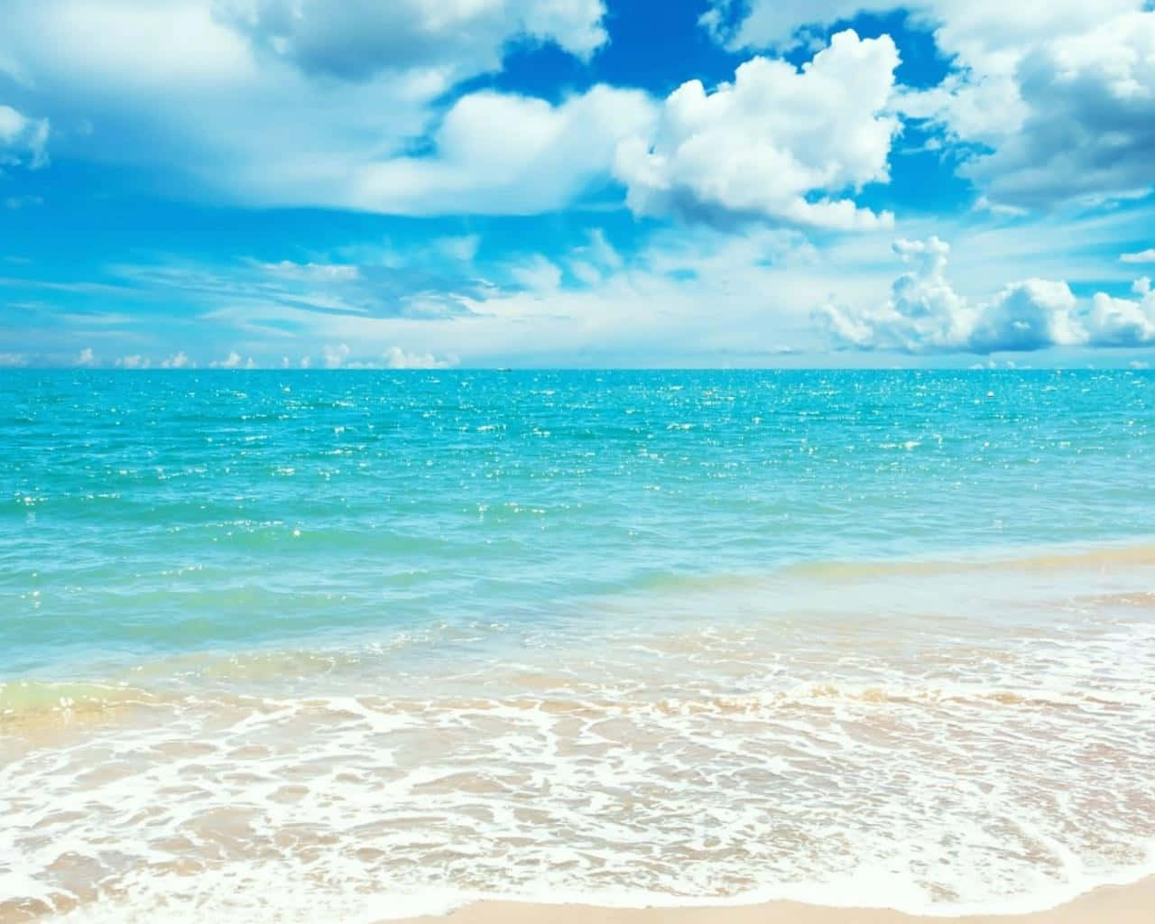 Abbracciail Sole: Una Giornata In Spiaggia Sotto Un Cielo Di Sole Sfondo