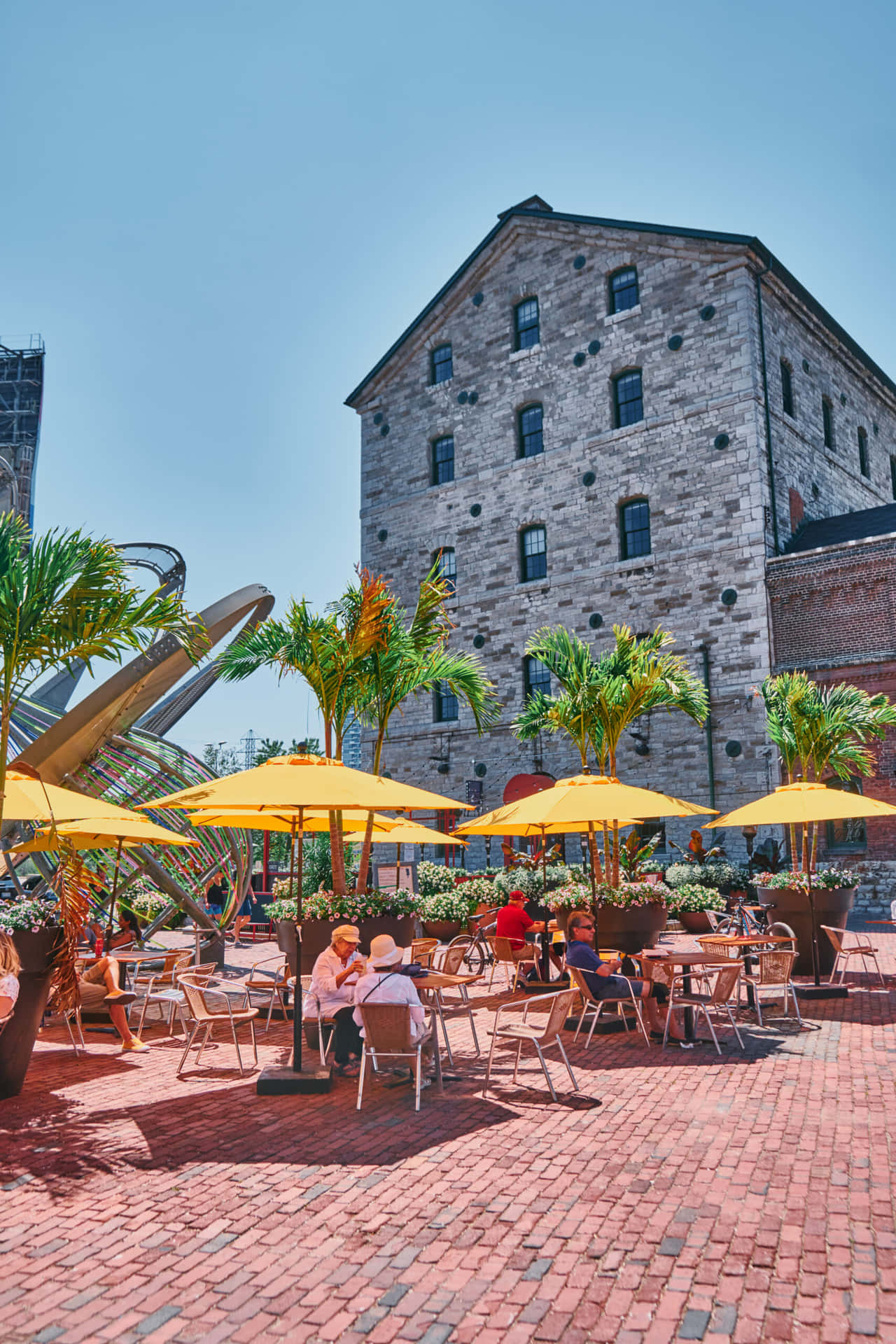 Zonnige Dag In Distillery District Patio Achtergrond