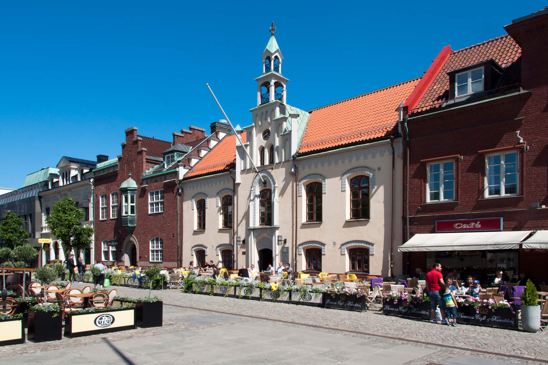 Sunny Dayat Skovde Town Square Wallpaper