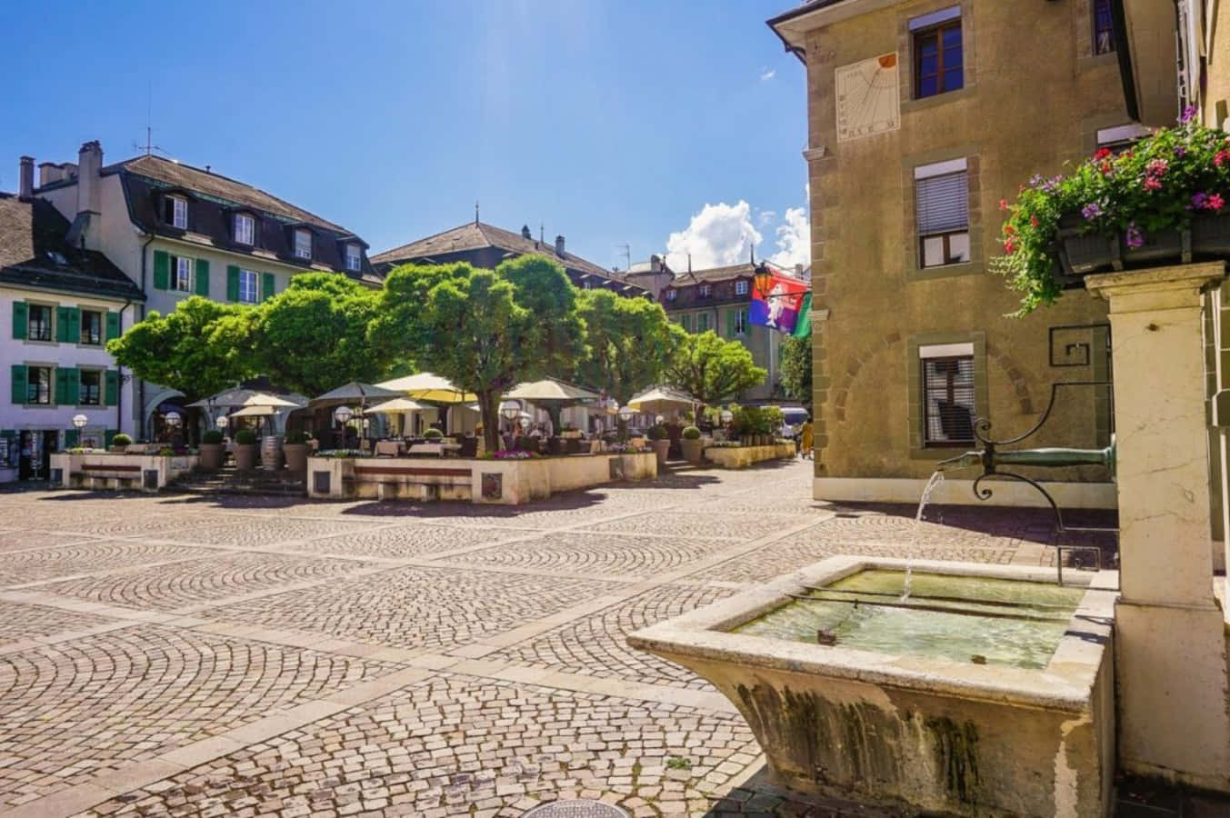 Zonnige Dag In Nyon Stadsplein Zwitserland Achtergrond