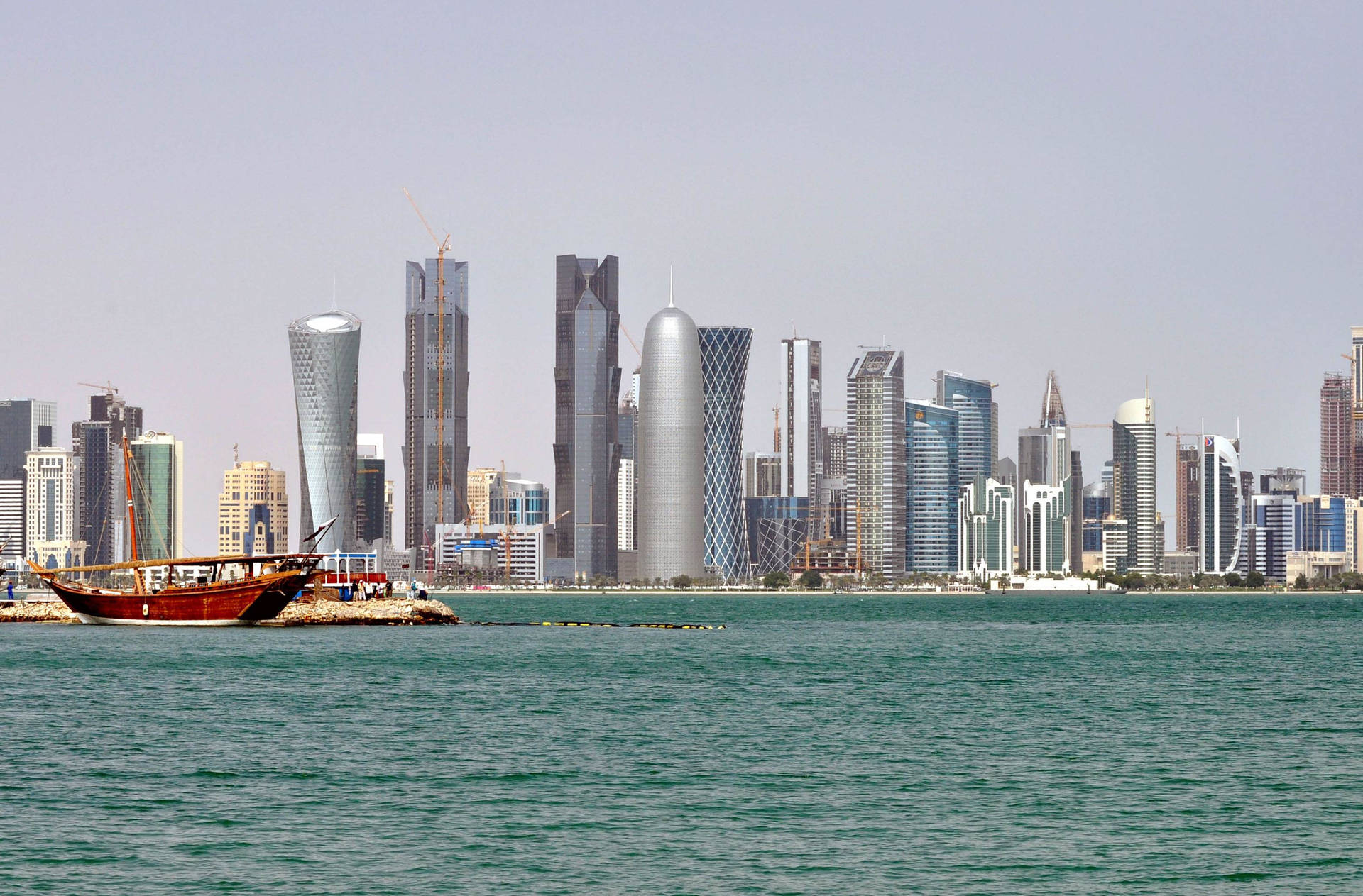 Soleggiatacittà Di Doha Sul Fiume Sfondo