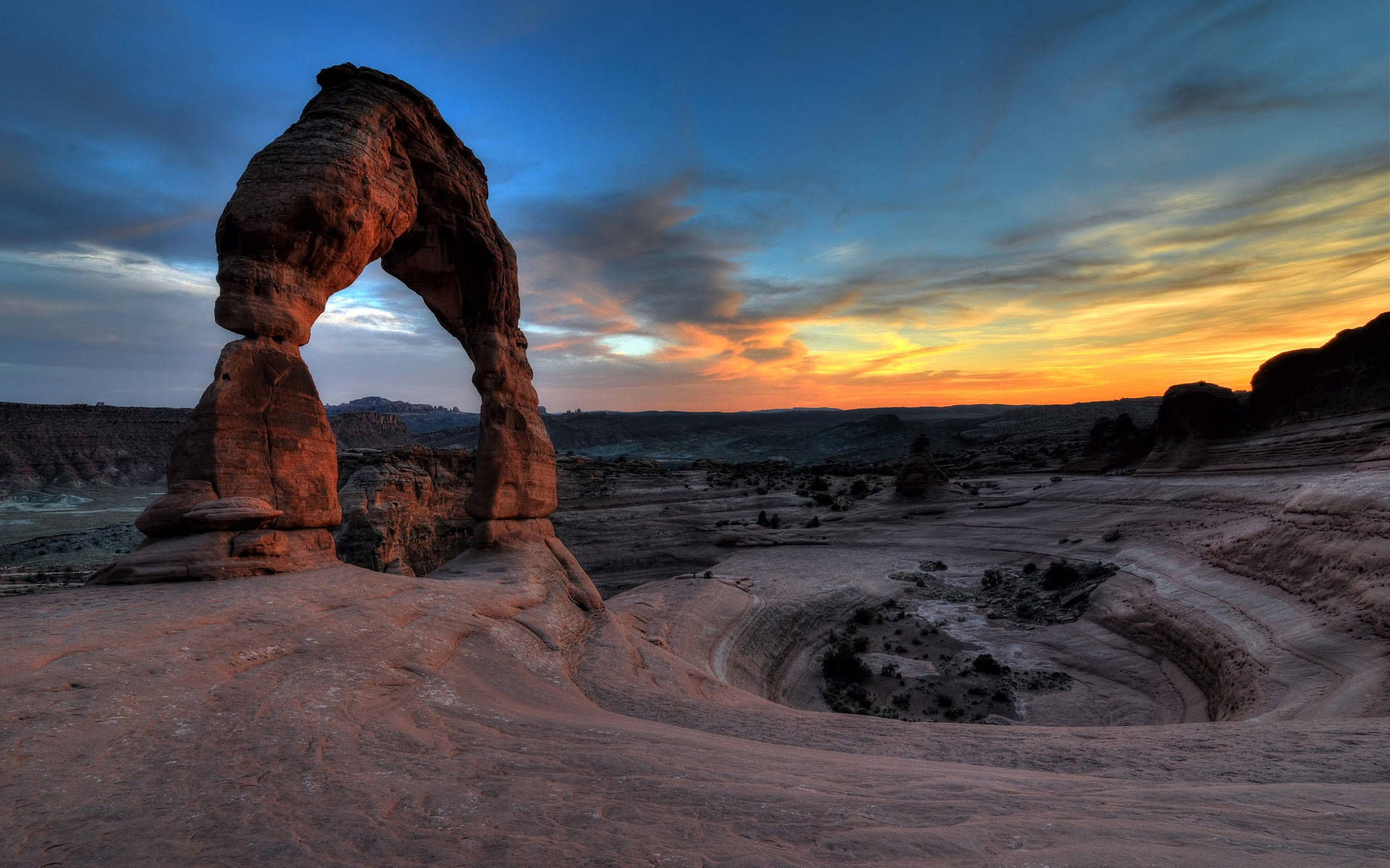 Sunrise At The Arches National Park Wallpaper