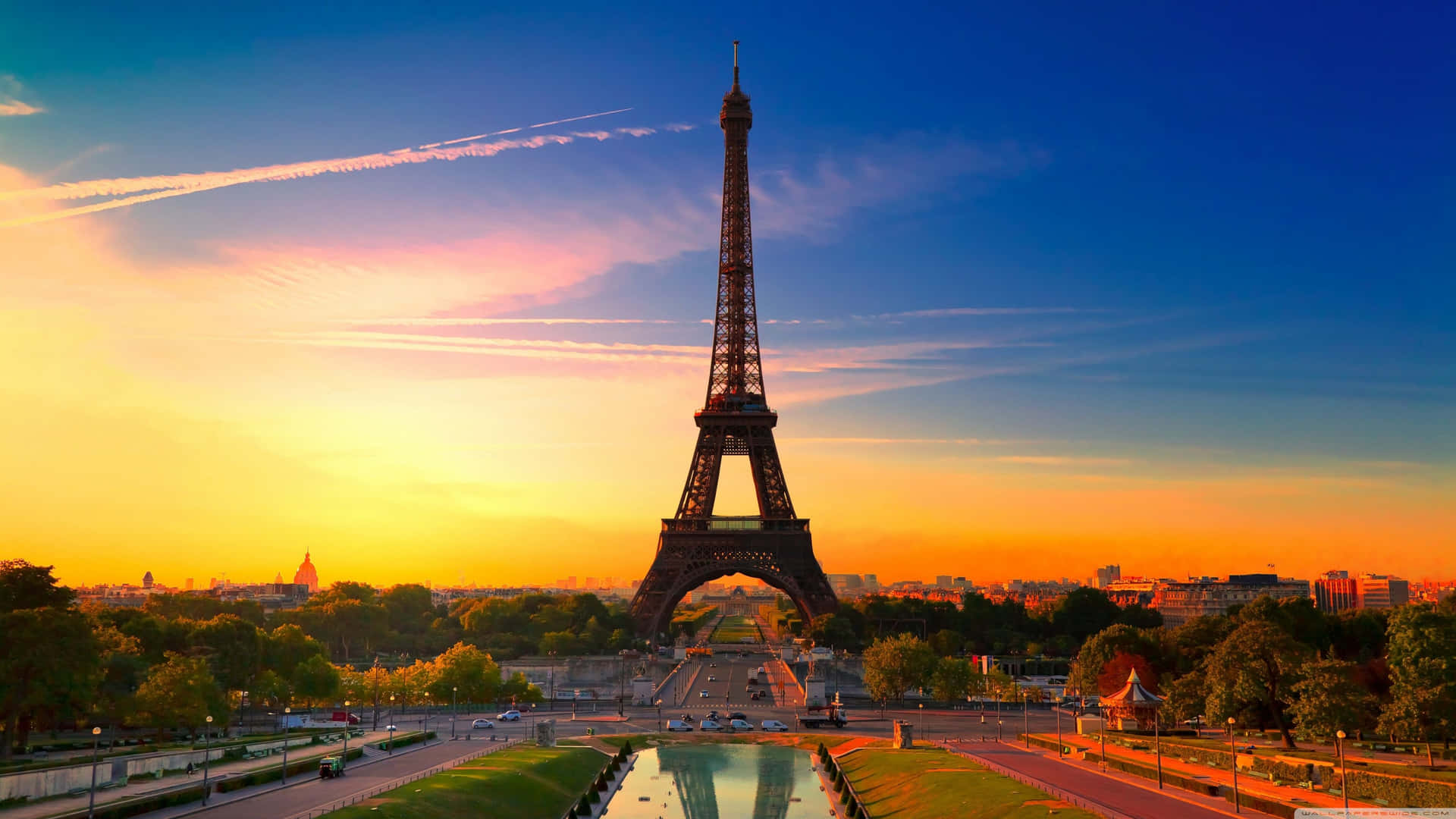 Den Eiffeltårnet ses ved solnedgang Wallpaper